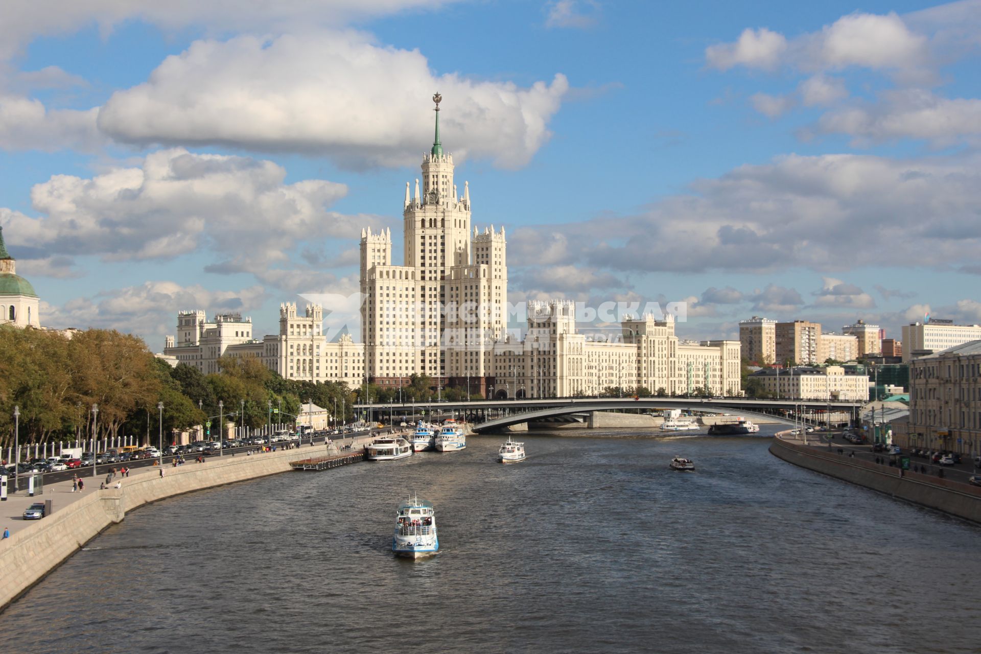 Москва.  Вид на жилой дом на Котельнической набережной с `Парящего моста` в природно-ландшафтном парке `Зарядье`.