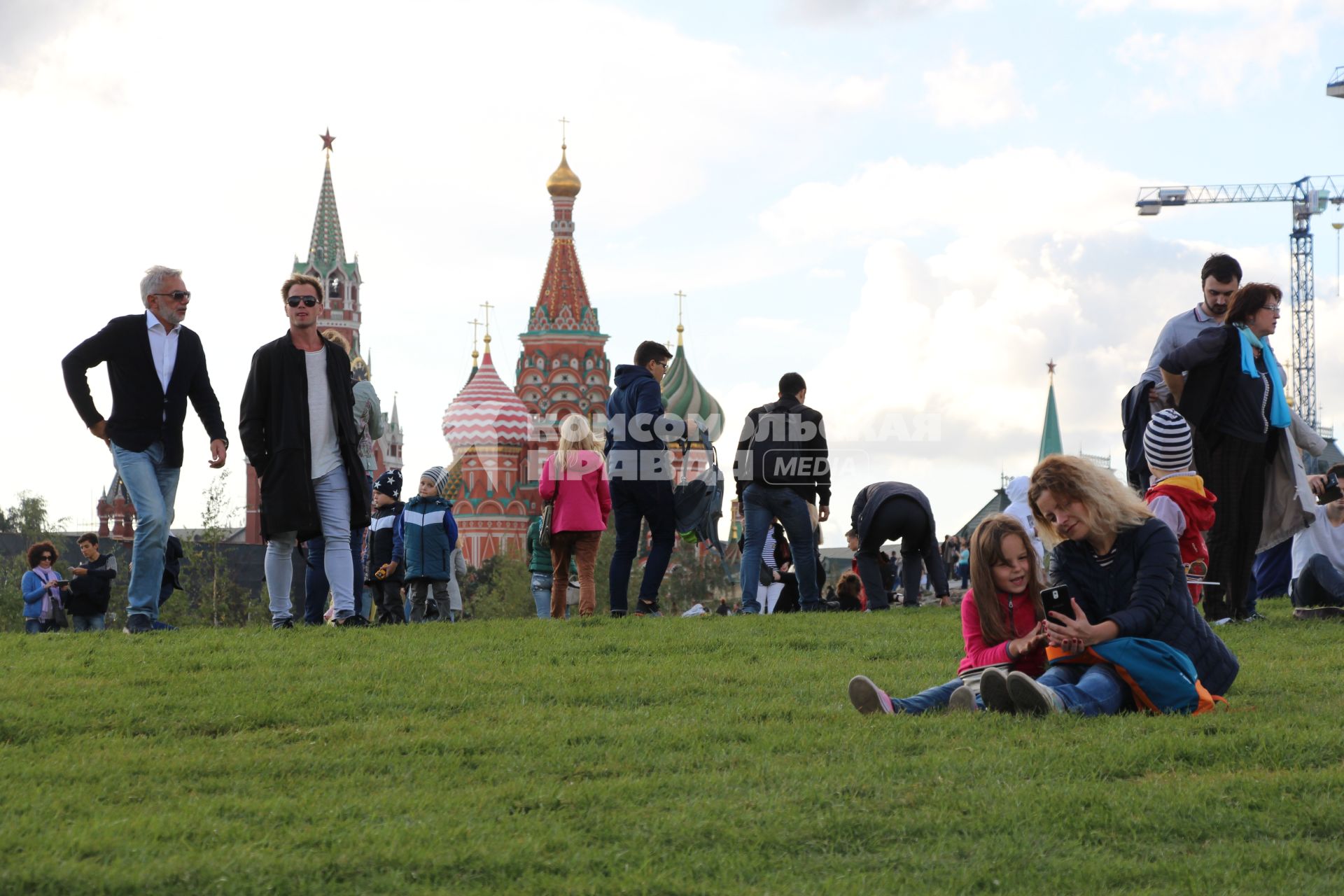 Москва. Посетители в природно-ландшафтном парке `Зарядье`.