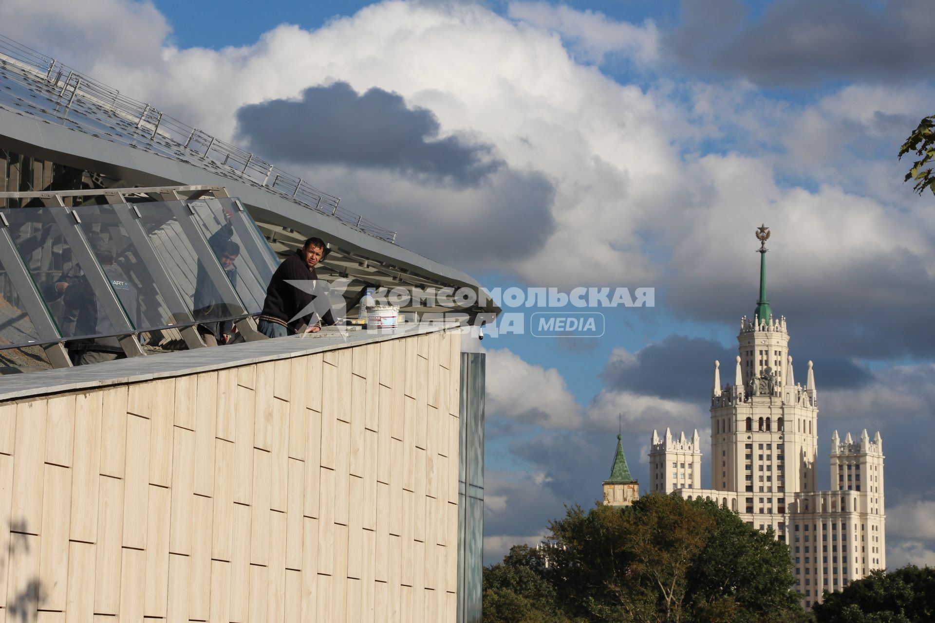 Москва.  Рабочие на `Стеклянной коре`  в природно-ландшафтном парке `Зарядье`.