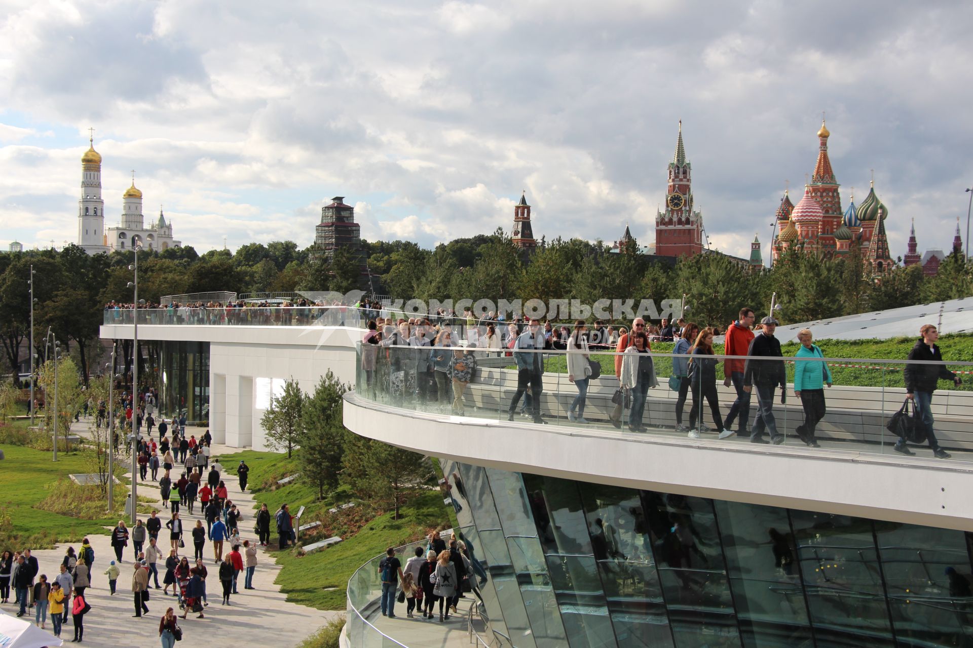 Москва.  Посетители на `Парящем мосту` в природно-ландшафтном парке `Зарядье`.