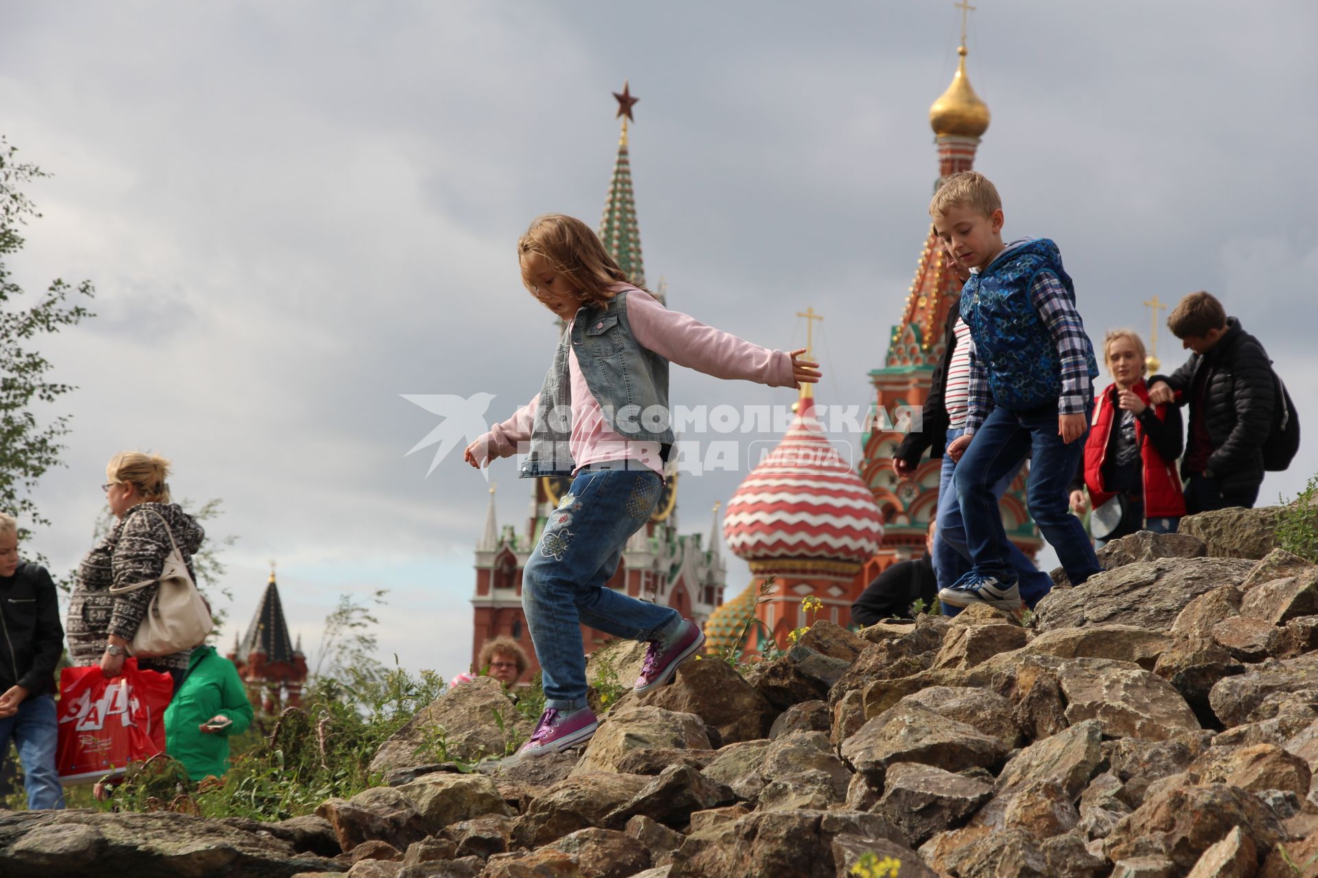 Москва. Посетители в природно-ландшафтном парке `Зарядье`.