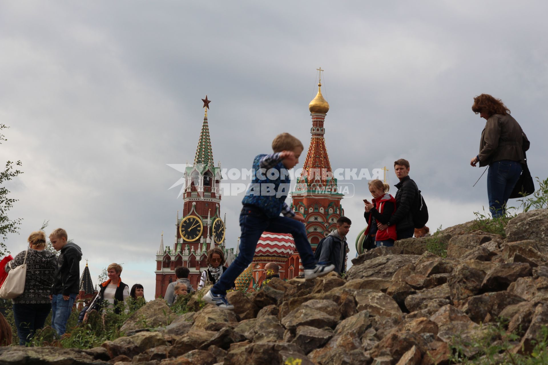 Москва. Посетители в природно-ландшафтном парке `Зарядье`.