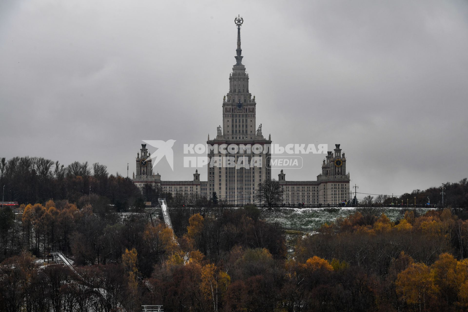 Москва. Вид на высотное здание главного здания МГУ - центрального здания университетского комплекса.