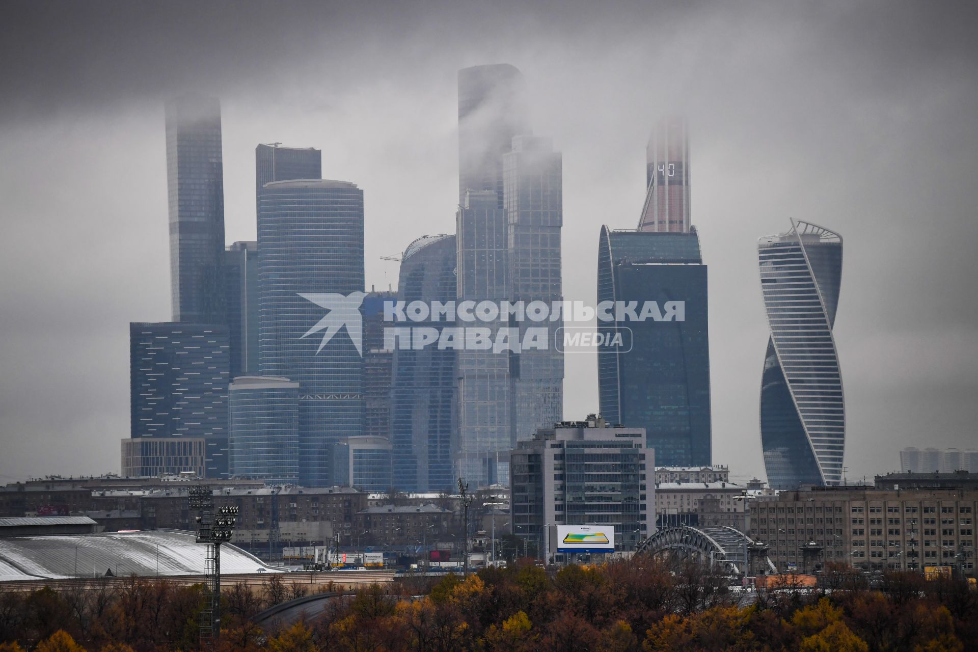 Москва.  Вид на здания Делового центра Москва-Сити .