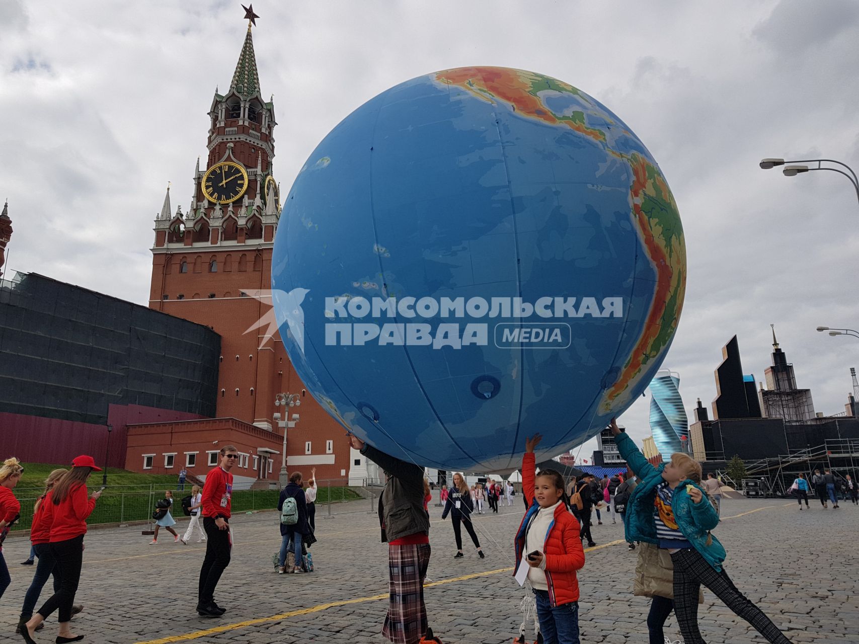 Москва.  Дети во время празднования Дня города на Красной площади.