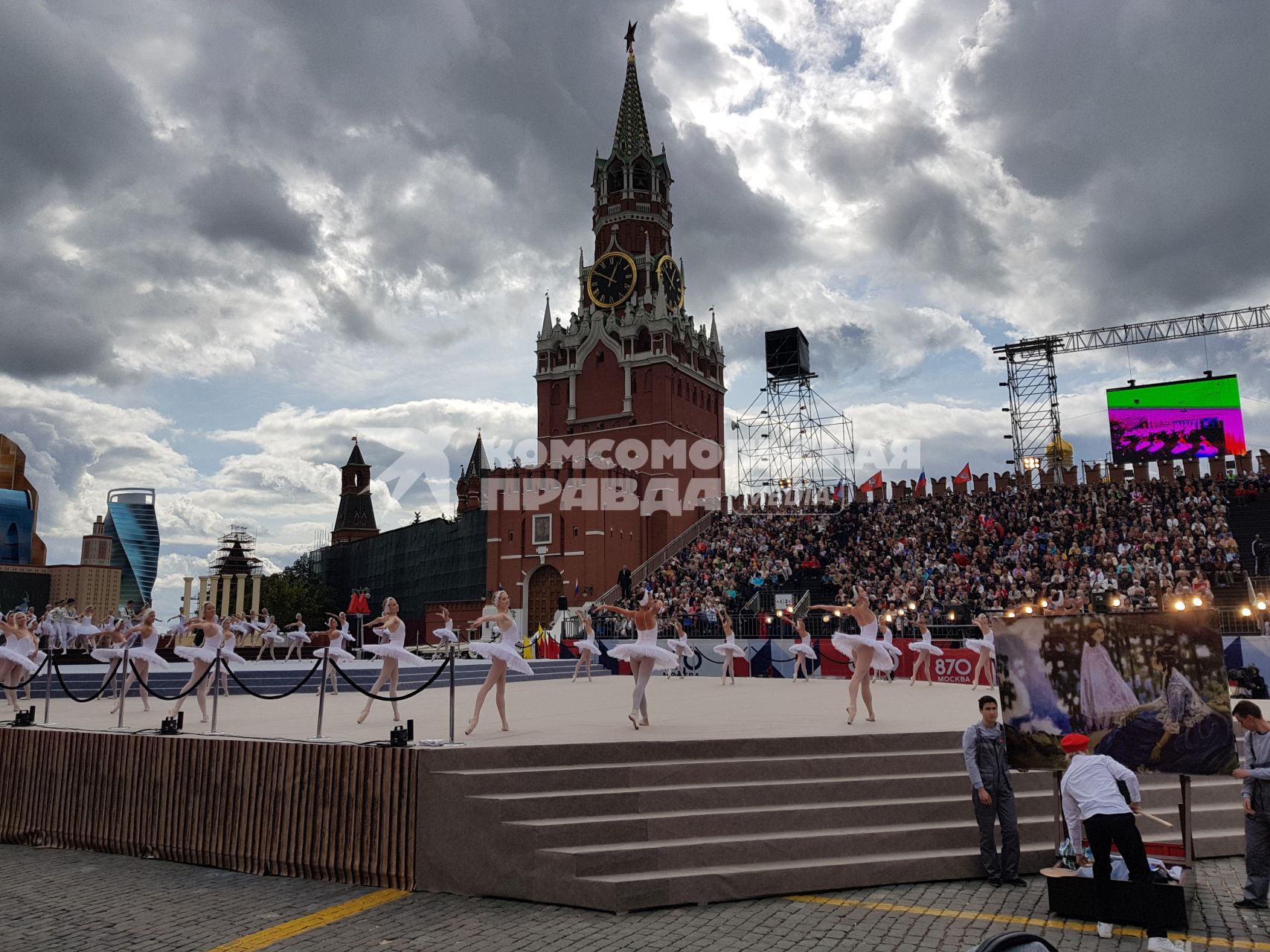 Москва.   Артисты на церемонии открытия Дня города на Красной площади