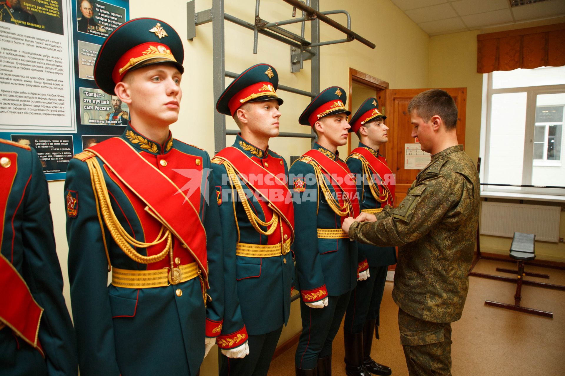 Санкт-Петербург.  Примерка  парадной формы солдата роты почетного караула.