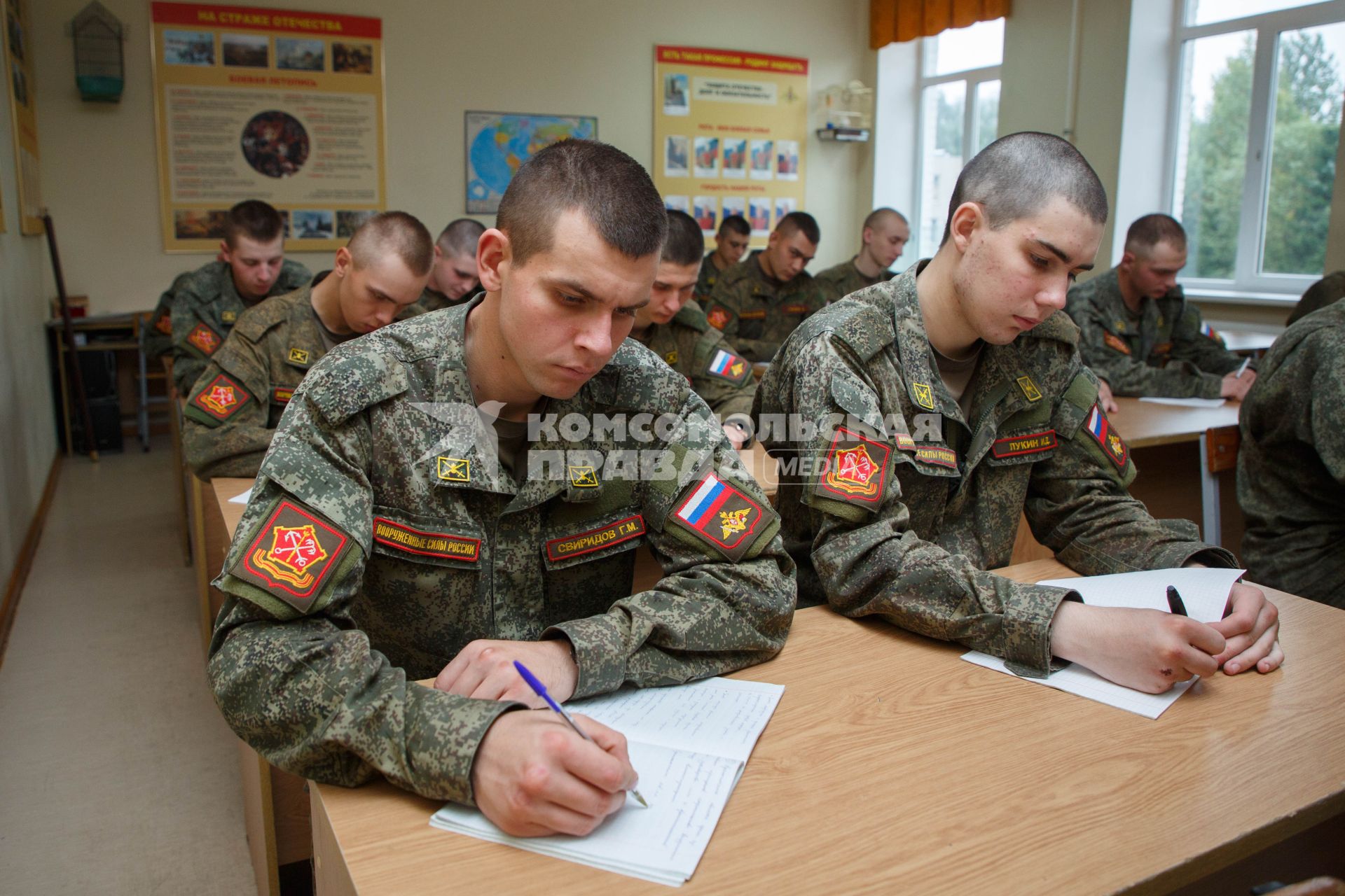 Санкт-Петербург. Солдаты  роты почетного караула    на занятиях.