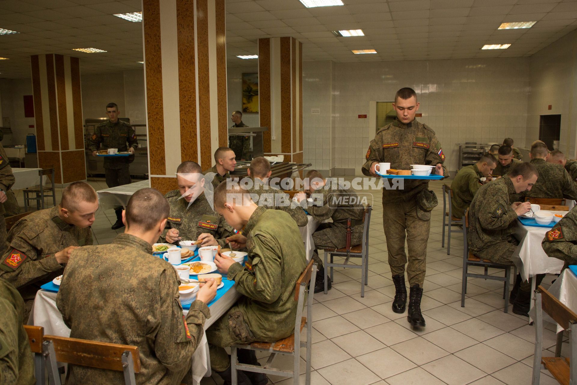 Санкт-Петербург. Солдаты роты почетного караула  в столовой.