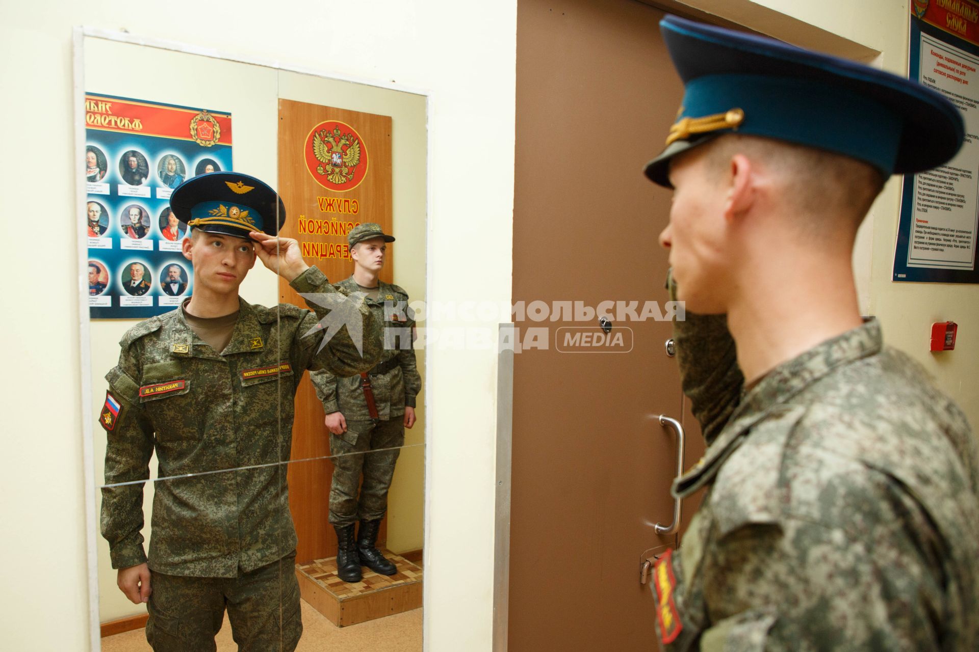 Санкт-Петербург.  Примерка  парадной формы солдата роты почетного караула.