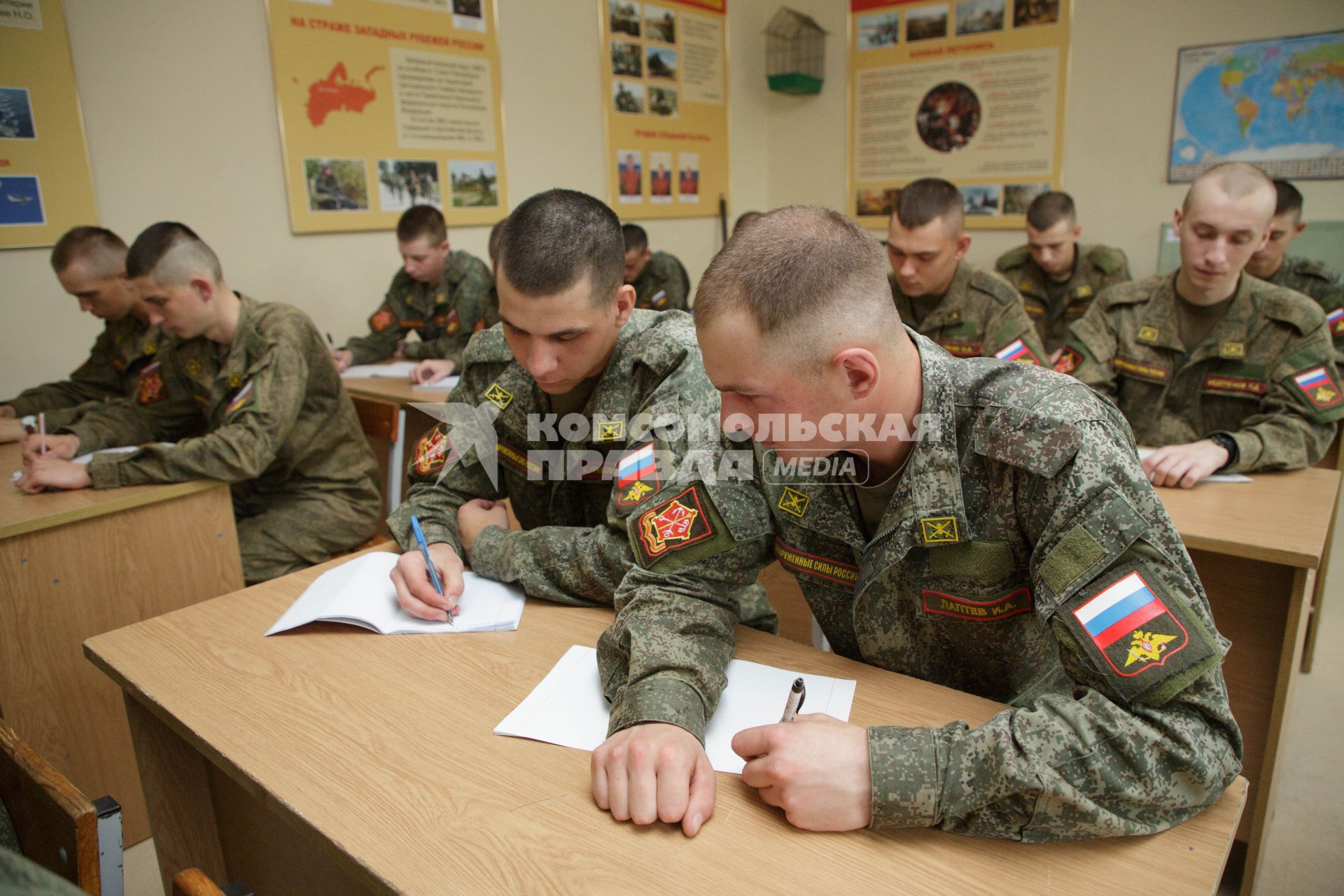 Санкт-Петербург. Солдаты роты почетного караула    на занятиях.