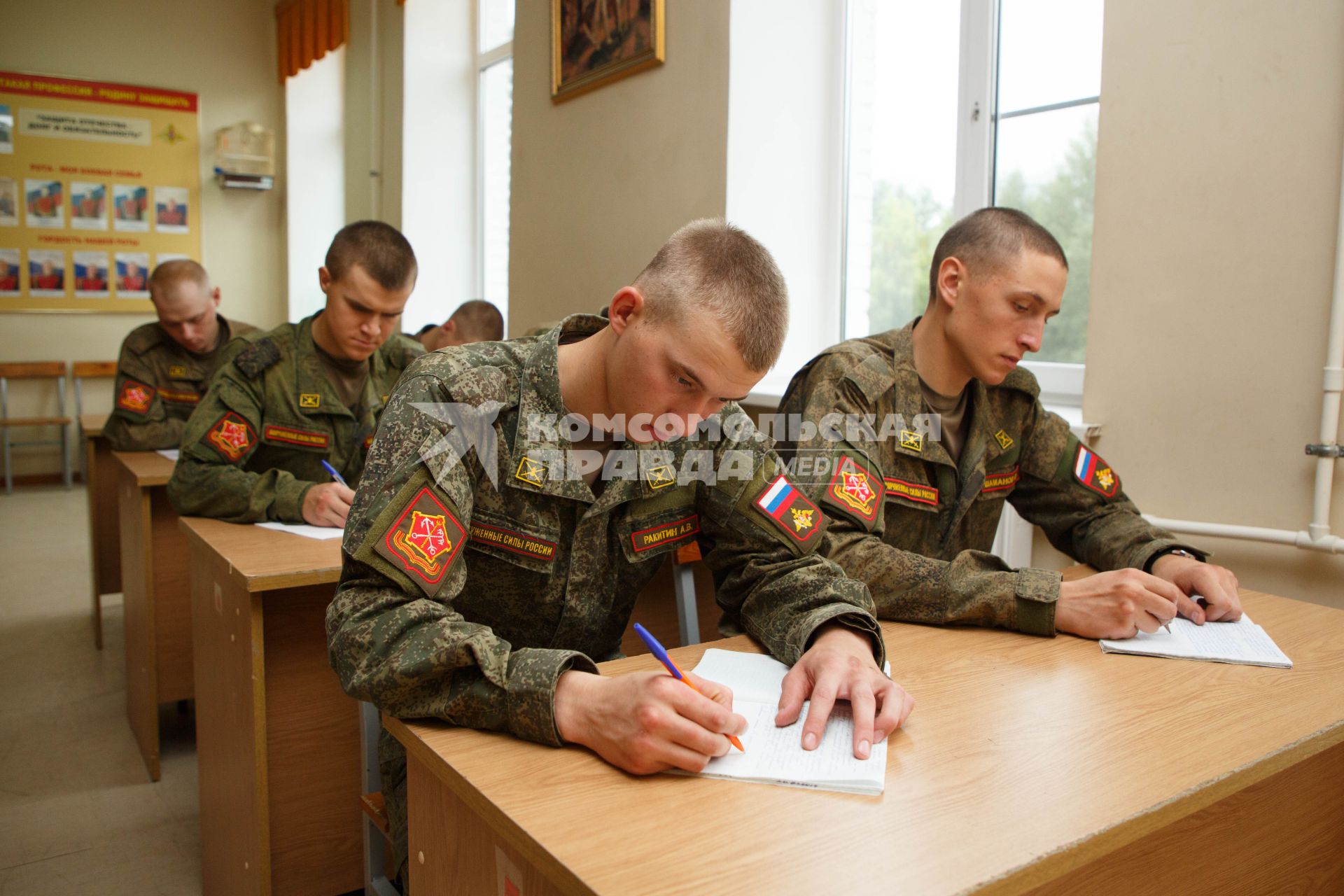 Санкт-Петербург. Солдаты  роты почетного караула    на занятиях.