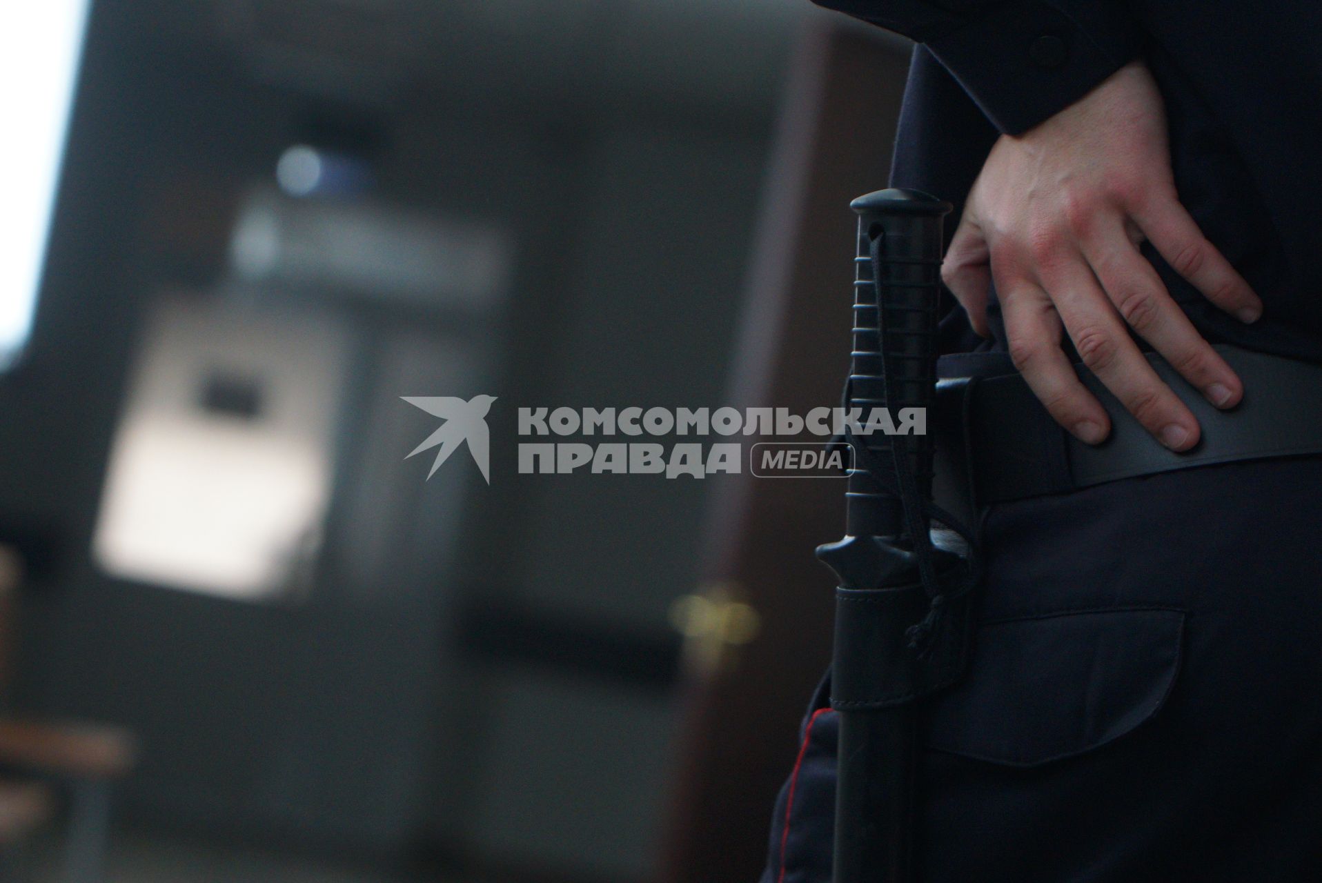 Екатеринбург. Полицейский конвойной службы с резиновой дубинкой в суде