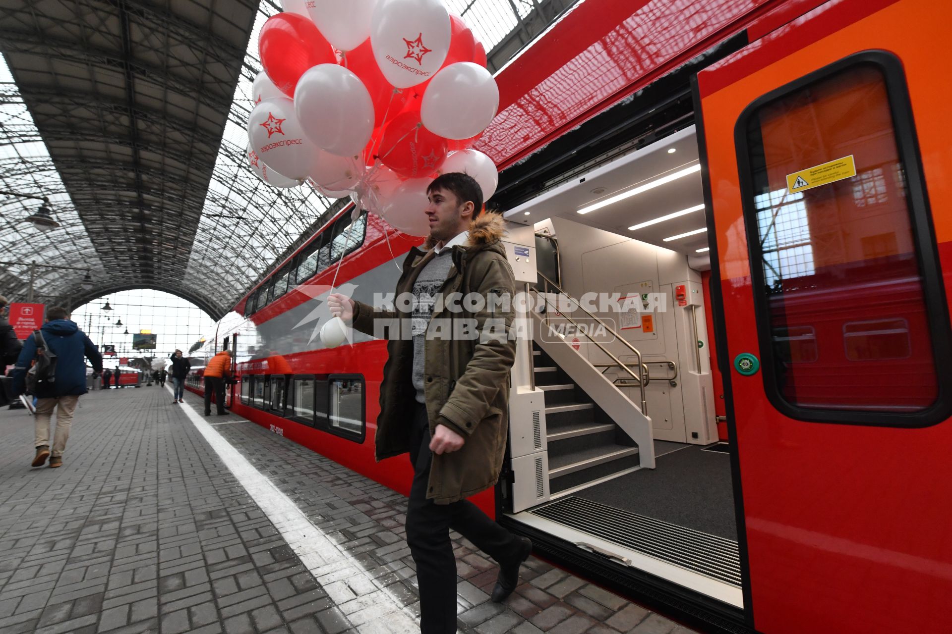 Москва. Пассажиры перед запуском   двухэтажного  аэроэкспресса , произведенного в Беларуси, на Киевском вокзале.