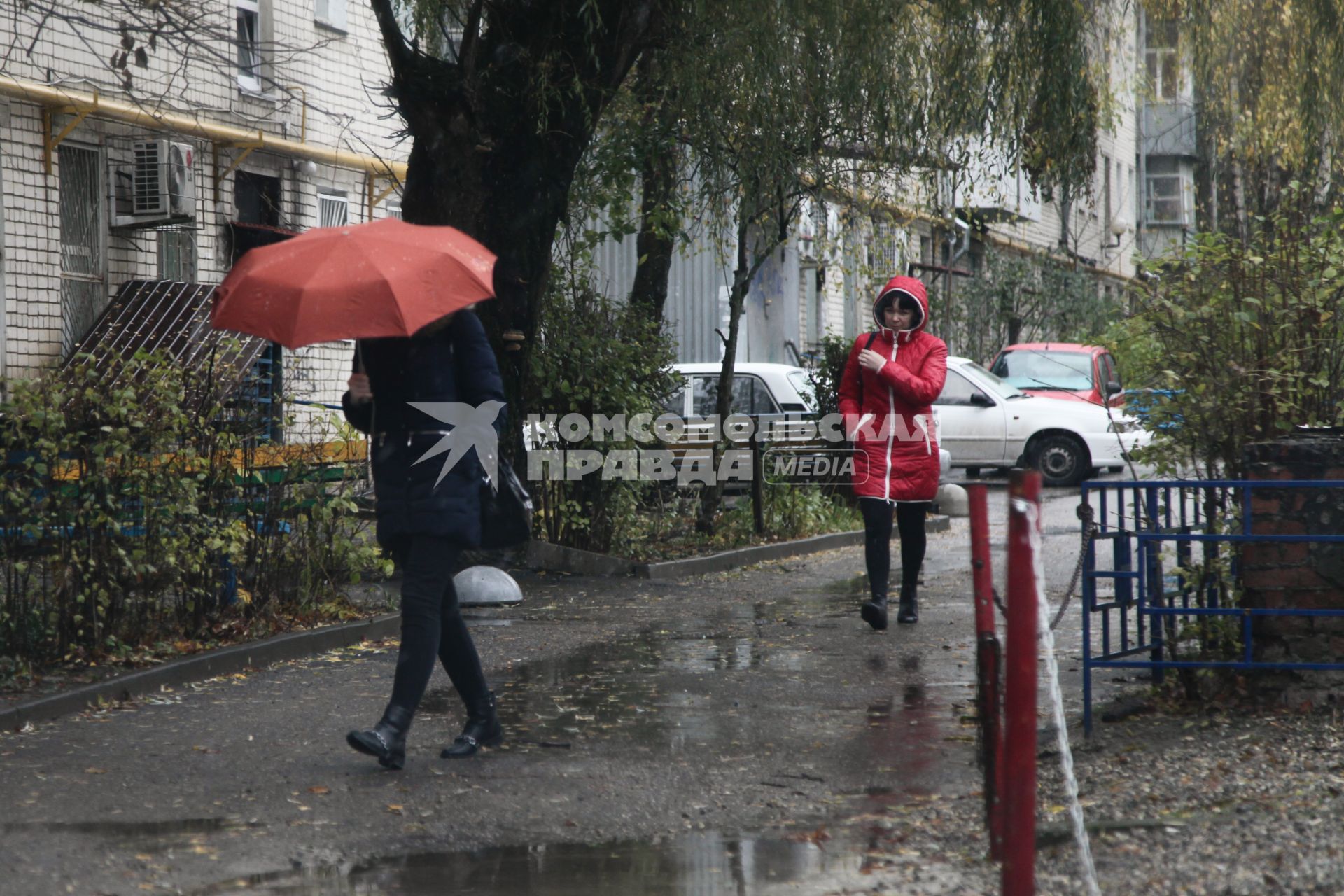 Ставрополь.  Женщина под зонтом.