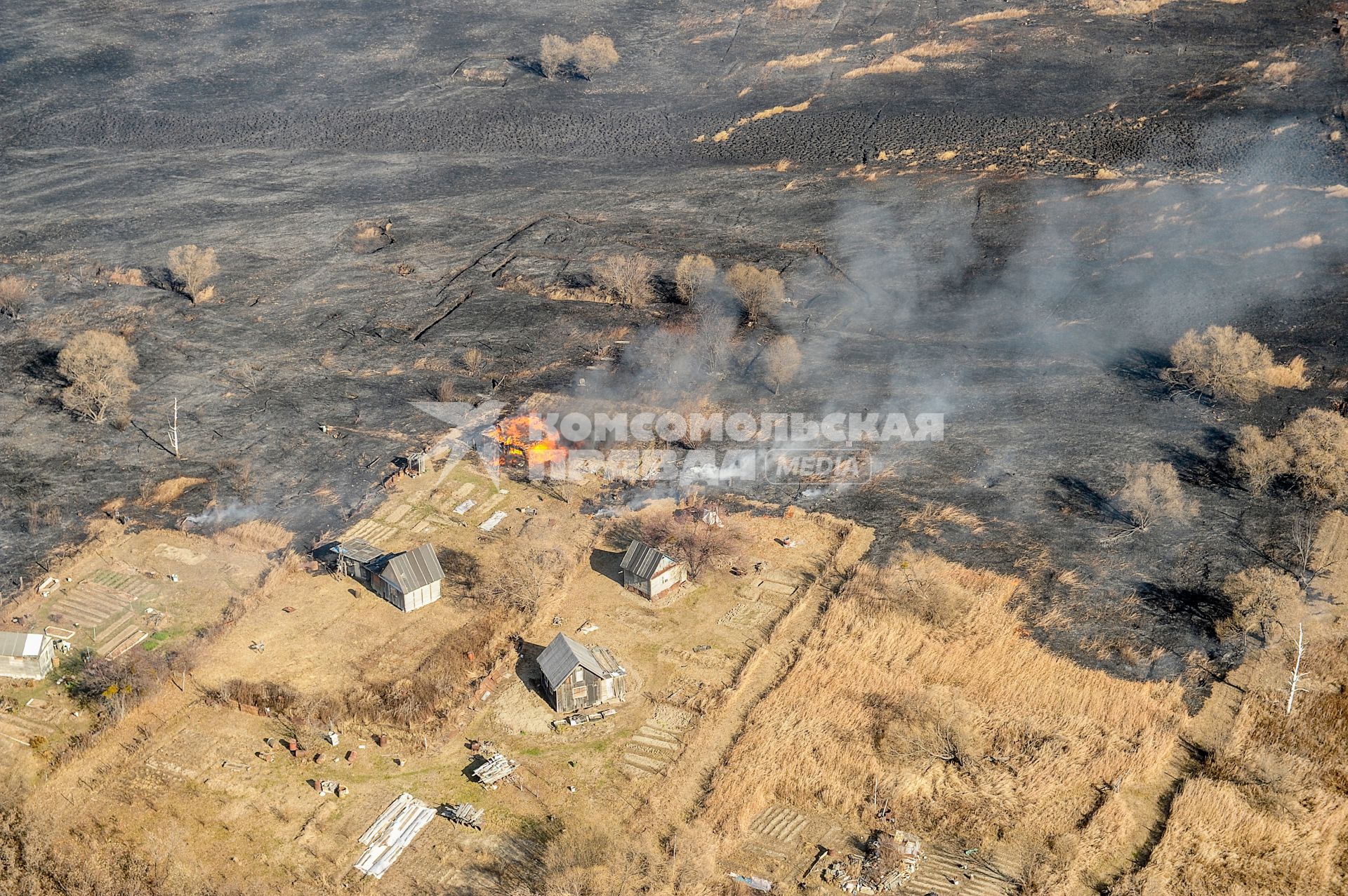 Хабаровск. Вид с самолета на горящие поля и дачные дома.