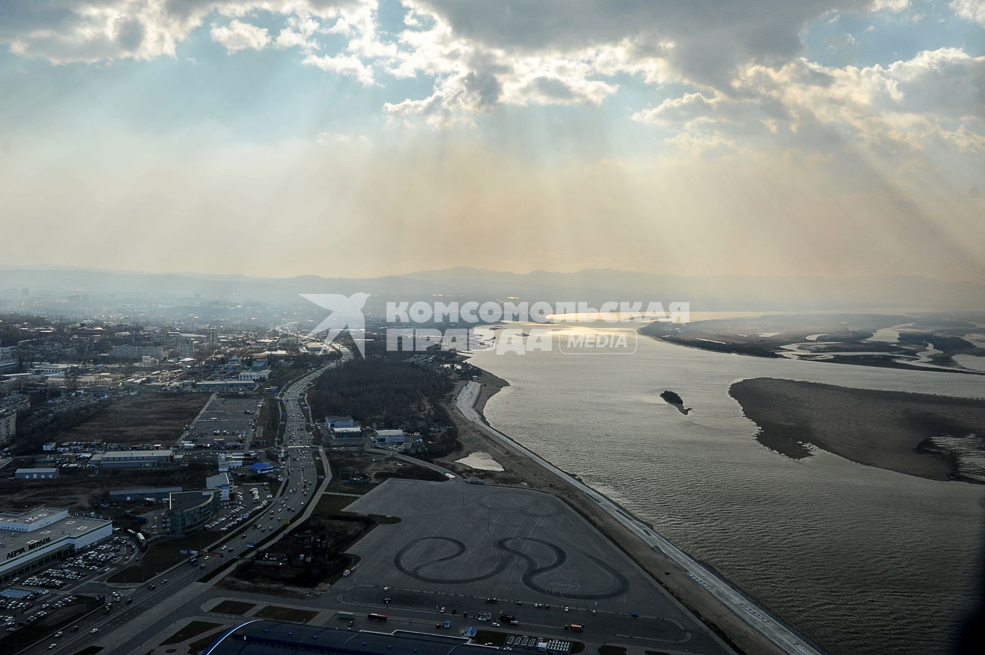 Хабаровск. Вид на реку Амур  и город с самолета.