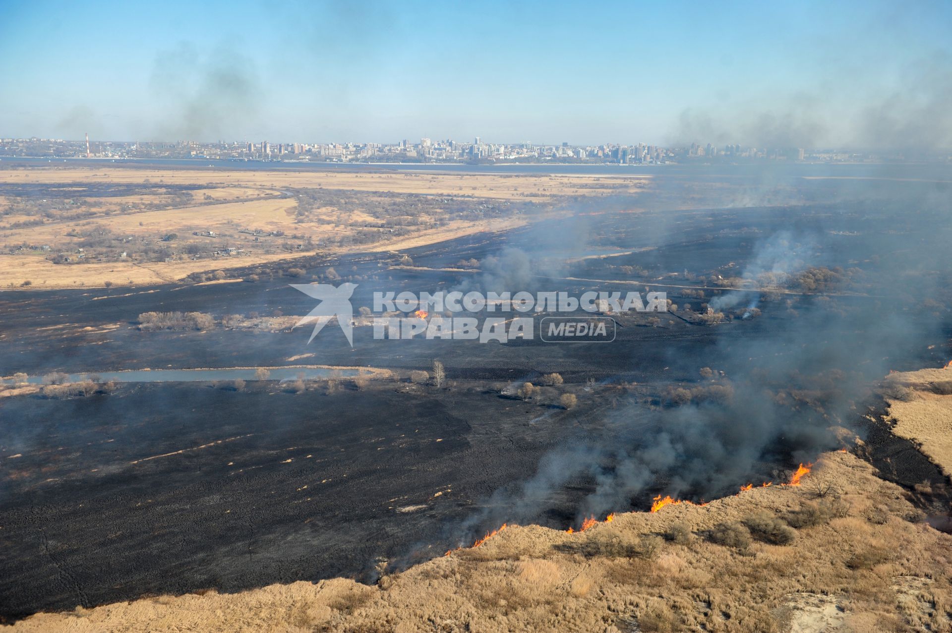 Хабаровск. Вид с самолета на горящие поля, дачные дома и город окутанный дымом.
