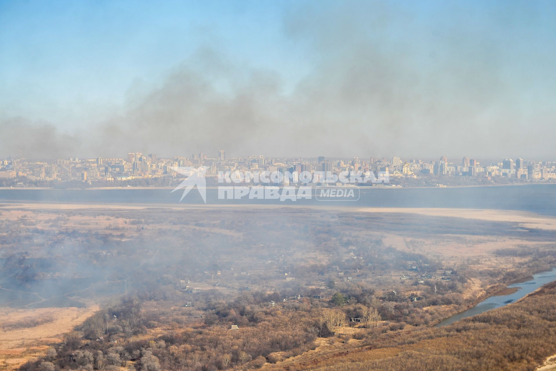 Хабаровск. Вид с самолета на горящие поля, дачные дома и город окутанный дымом.