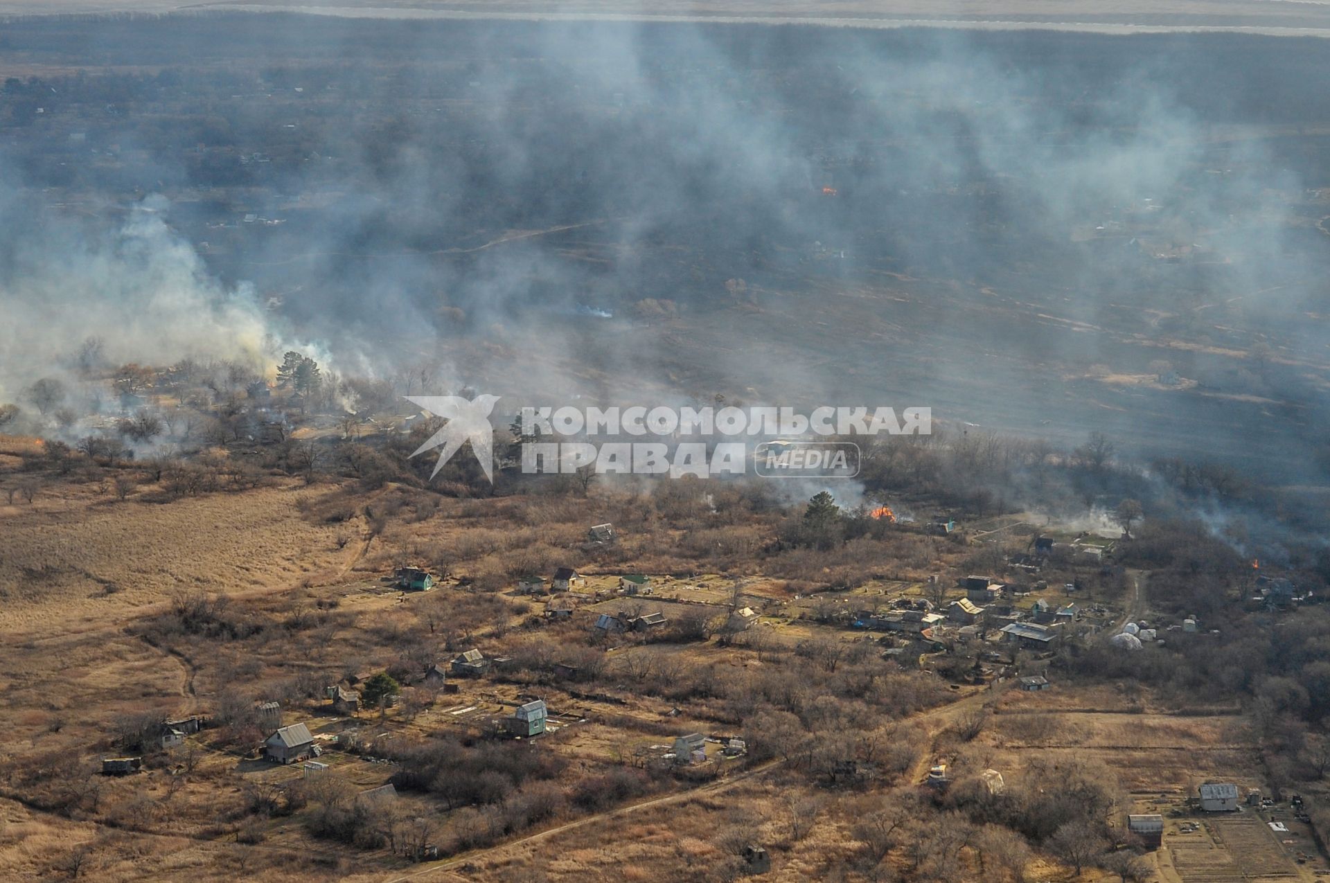 Хабаровск. Вид с самолета на горящие поля и дачные дома.