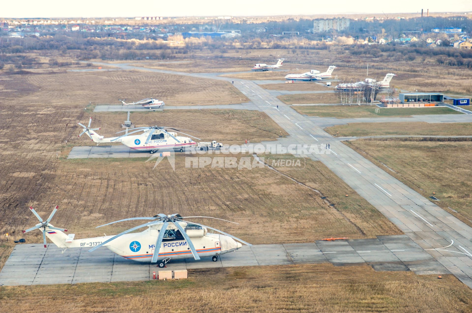 Хабаровск. Вид сверху на аэродром, где базируются вертолеты МЧС России.