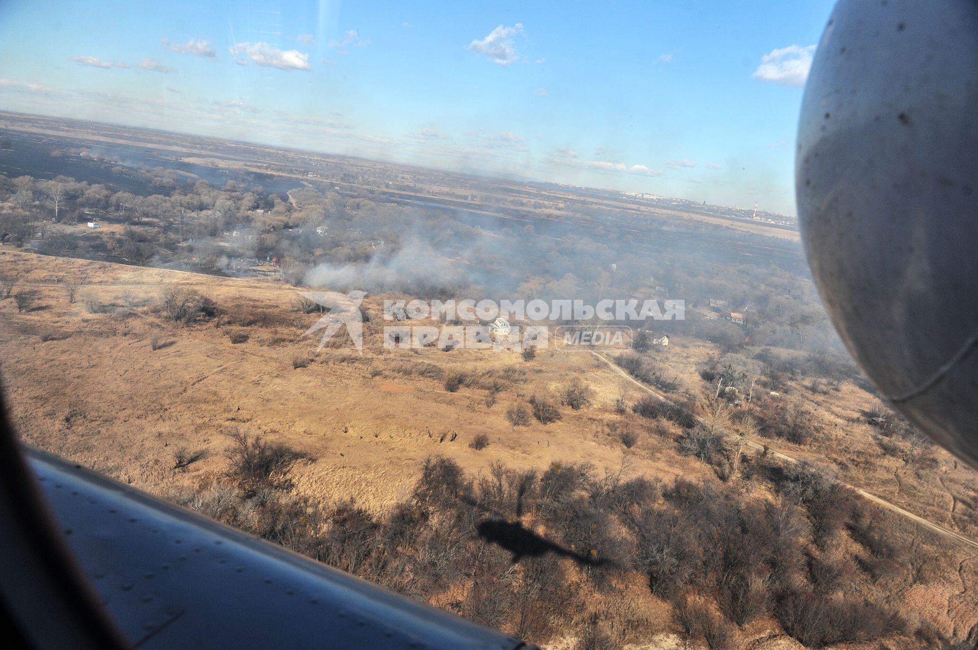 Хабаровск. Вид с самолета на горящие поля и дачные дома.