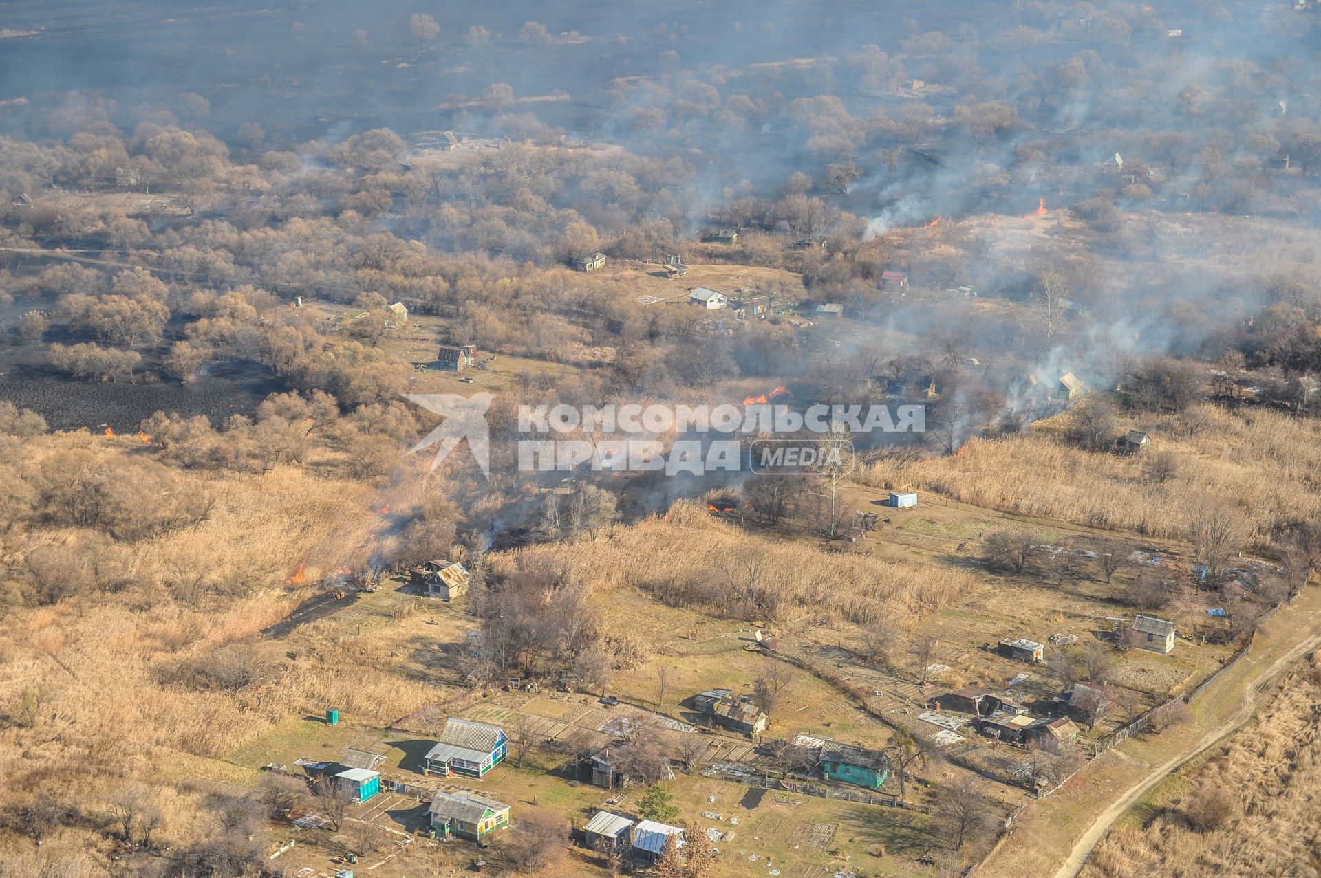 Хабаровск. Вид с самолета на горящие поля и дачные дома.