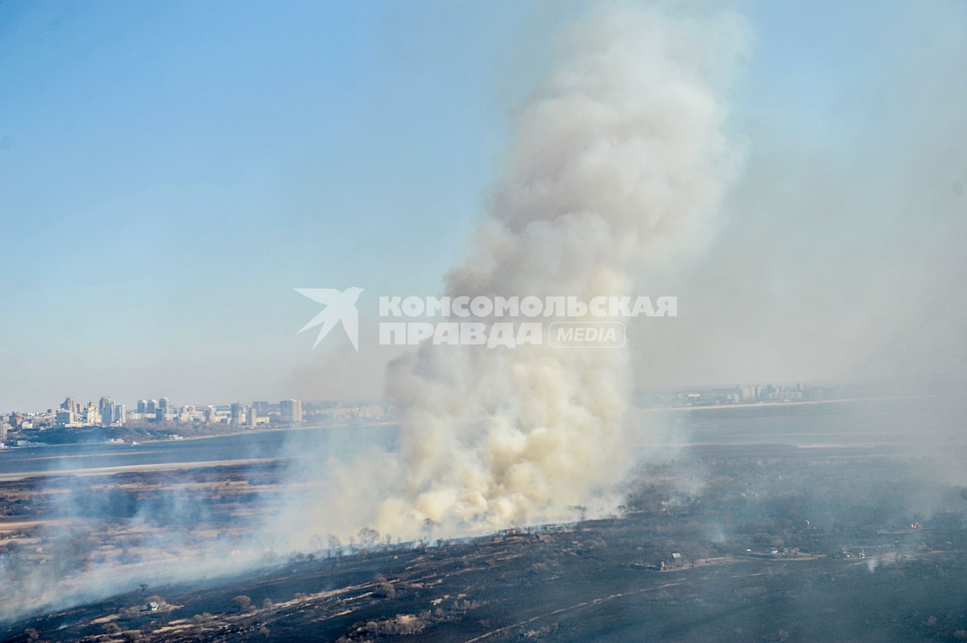 Хабаровск. Вид с самолета на горящие поля, дачные дома и город окутанный дымом.