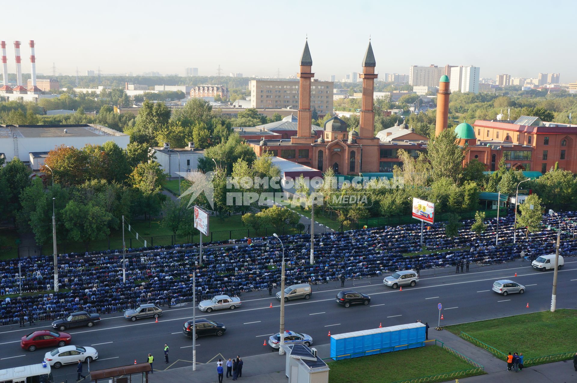 Москва. Мусульмане возле мечети Ярдам в Отрадном в день праздника жертвоприношения Курбан-байрам.