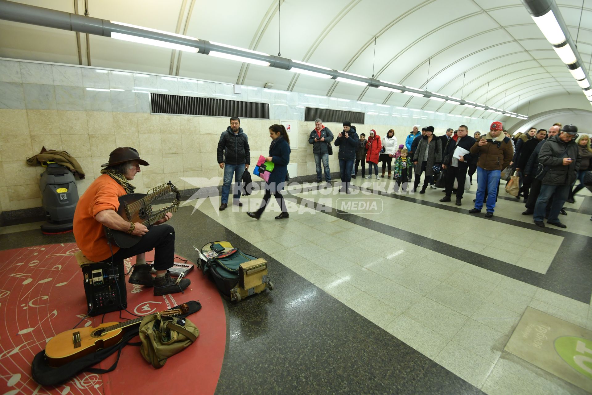 Москва. Музыкант играет на  станции метро .