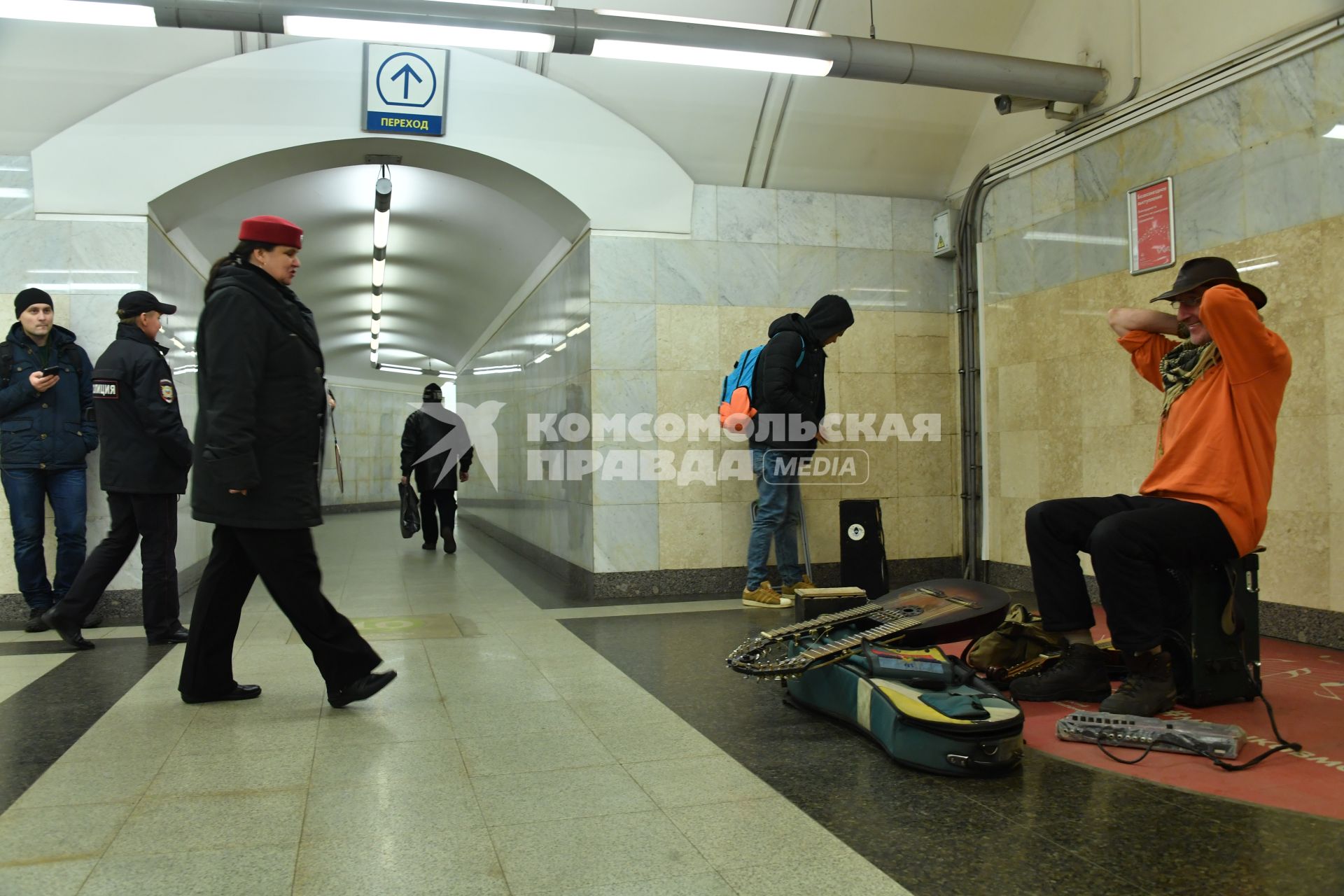 Москва. Музыкант играет в переходе   станции метро .