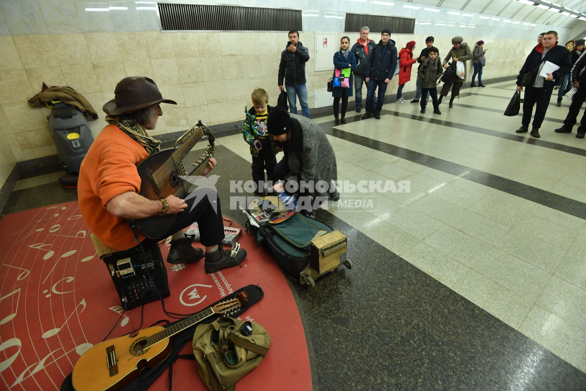 Москва. Музыкант играет на  станции метро .