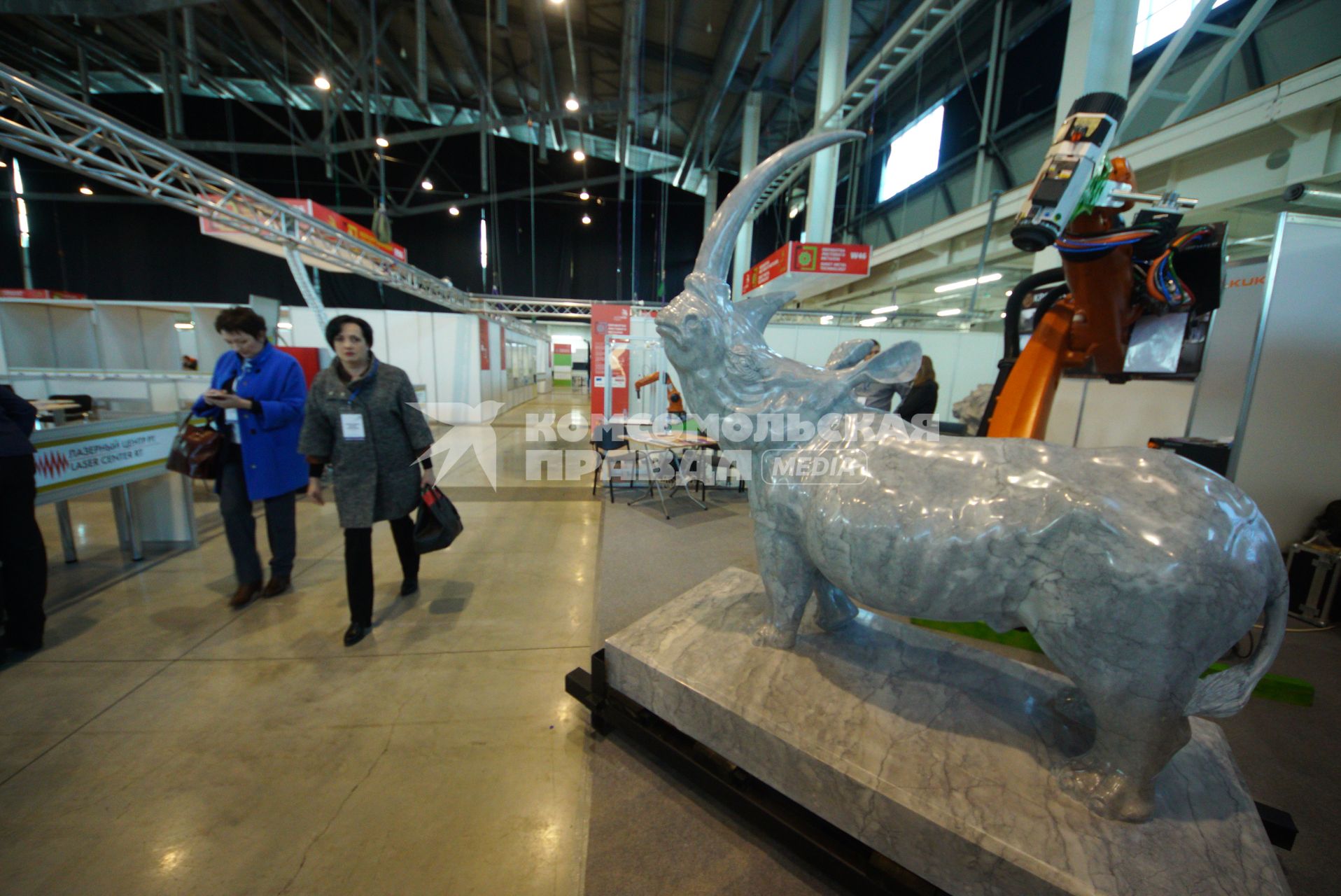 Екатеринбург. IV Национальный чемпионат рабочих профессий WorldSkills Hi-Tech. Носорог вырезанный роботизированной рукой из камня