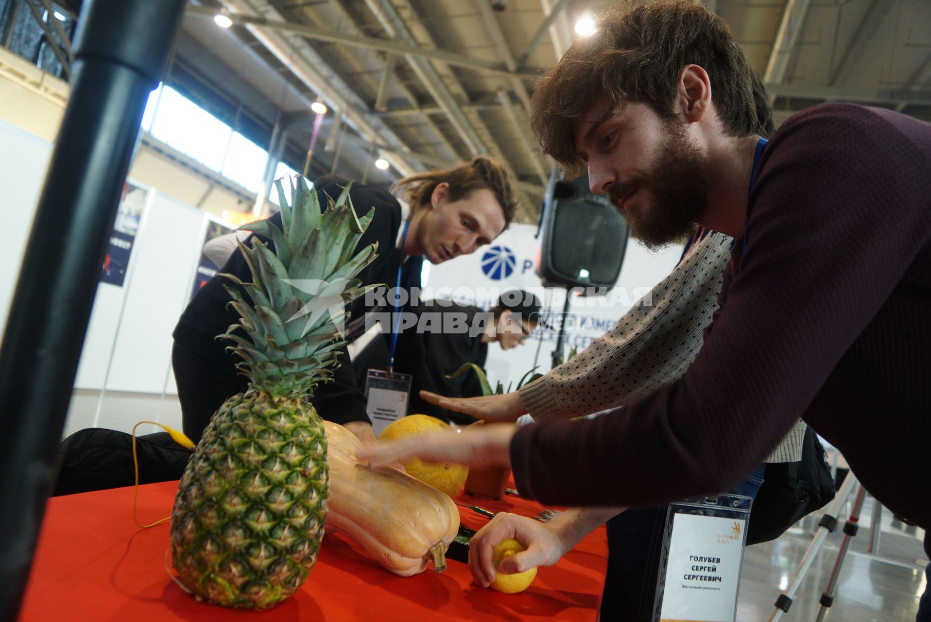 Екатеринбург. Участник IV Национального чемпионата рабочих профессий WorldSkills Hi-Tech играют музыку на фруктах