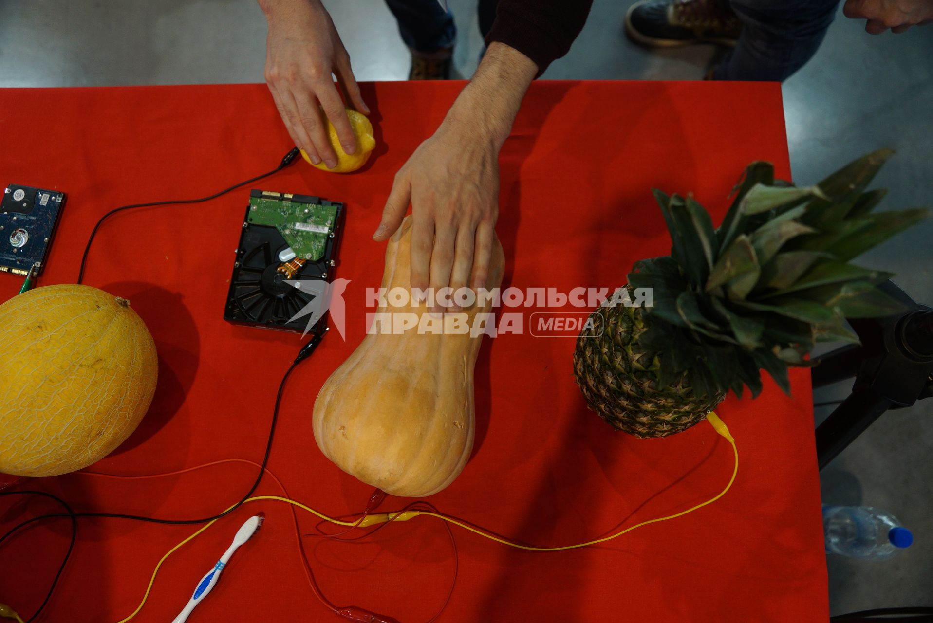 Екатеринбург. Участник IV Национального чемпионата рабочих профессий WorldSkills Hi-Tech играют музыку на фруктах