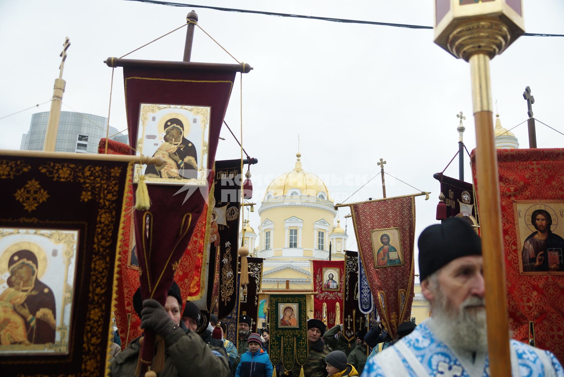Екатеринбург. Участники крестного хода в честь праздника Казанской иконы Божией Матери