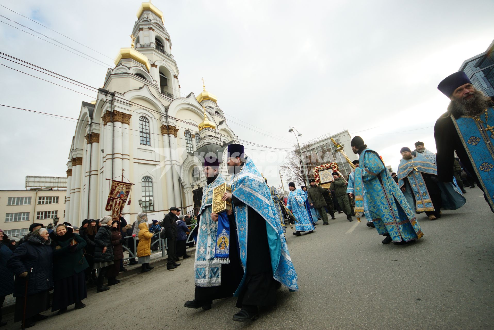 Екатеринбург. Участники крестного хода в честь праздника Казанской иконы Божией Матери