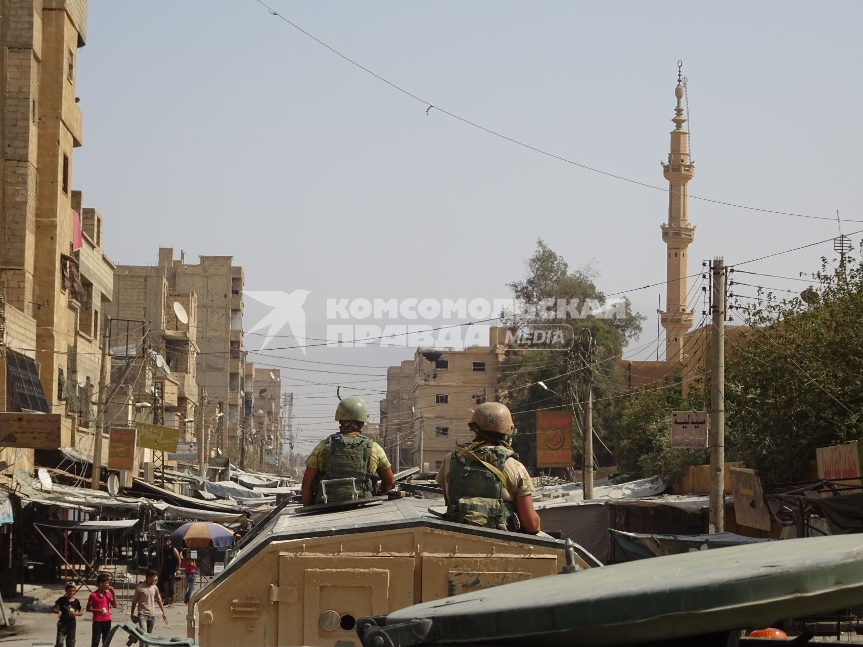 Сирия, Дейр-эз-Зор.  Военнослужащие в окрестностях города.