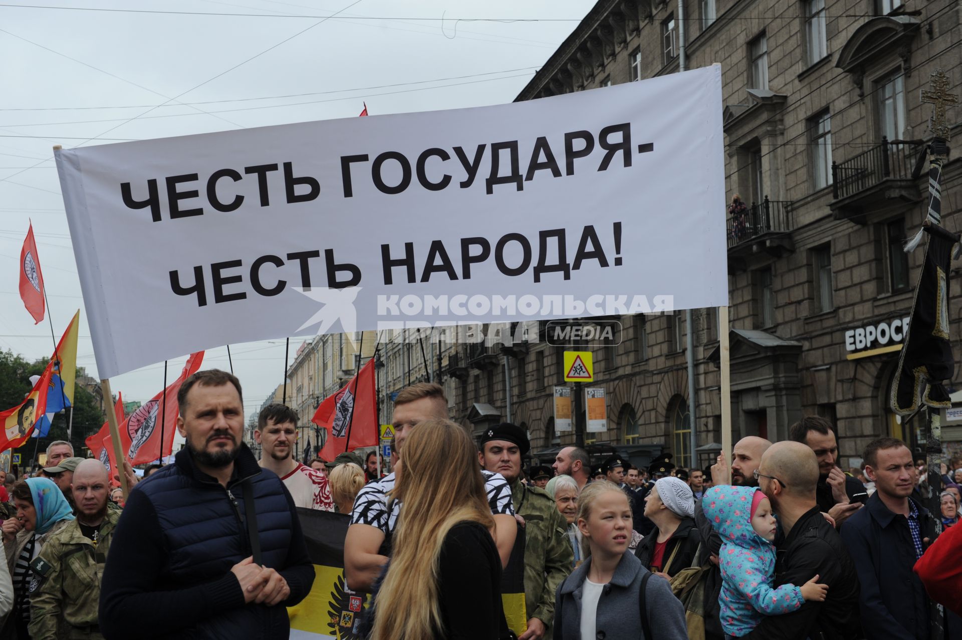 Санкт-Петербург.  Во время крестного хода, посвященного Дню перенесения мощей святого благоверного князя Александра Невского, на Невском проспекте.