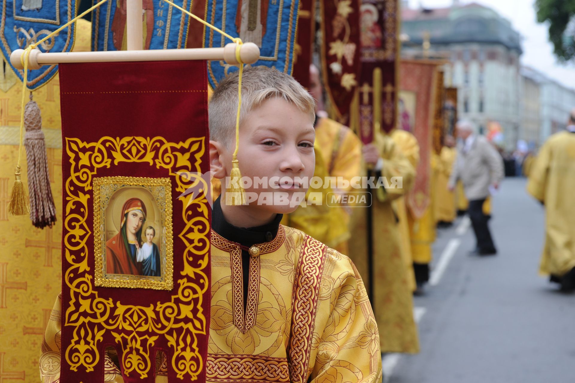 Санкт-Петербург.  Во время крестного хода, посвященного Дню перенесения мощей святого благоверного князя Александра Невского, на Невском проспекте.