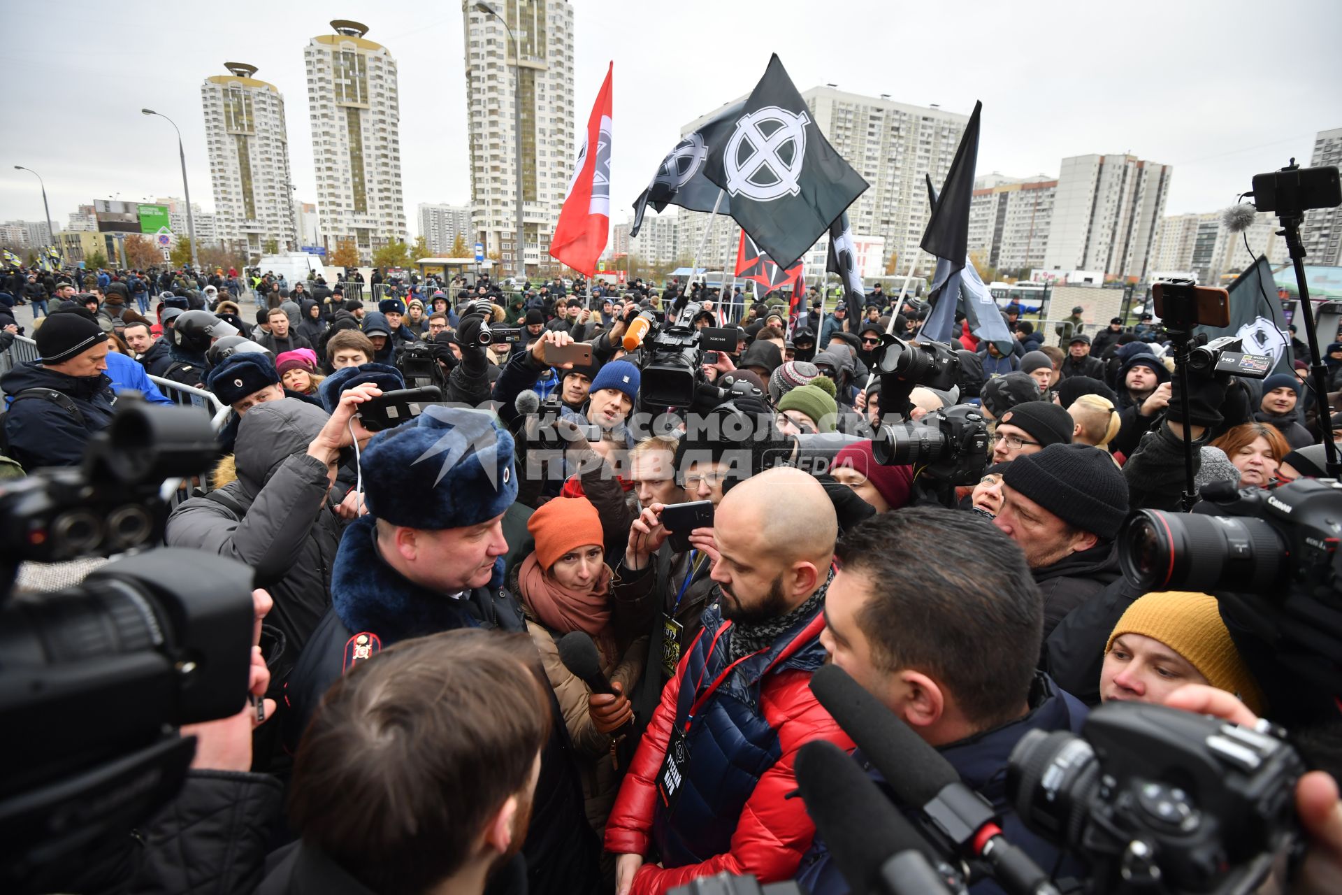 Москва. Один из организаторов `Русского марша` в Люблино,  координатор движения `Новая оппозиция` Роман Ковалев (справа).