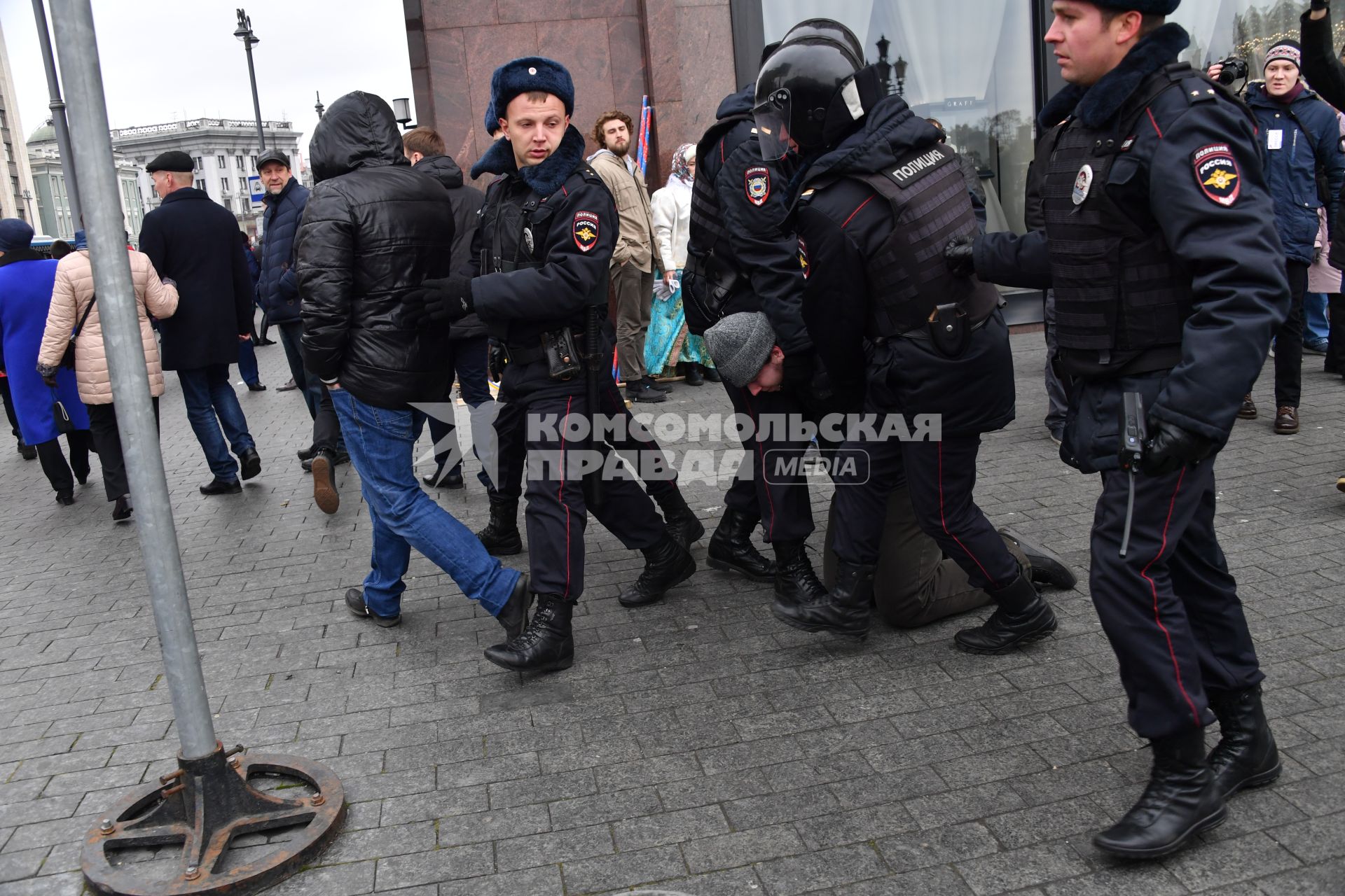 Москва. Сотрудники полиции задерживают участников несанкционированной протестной акции на Манежной площади.