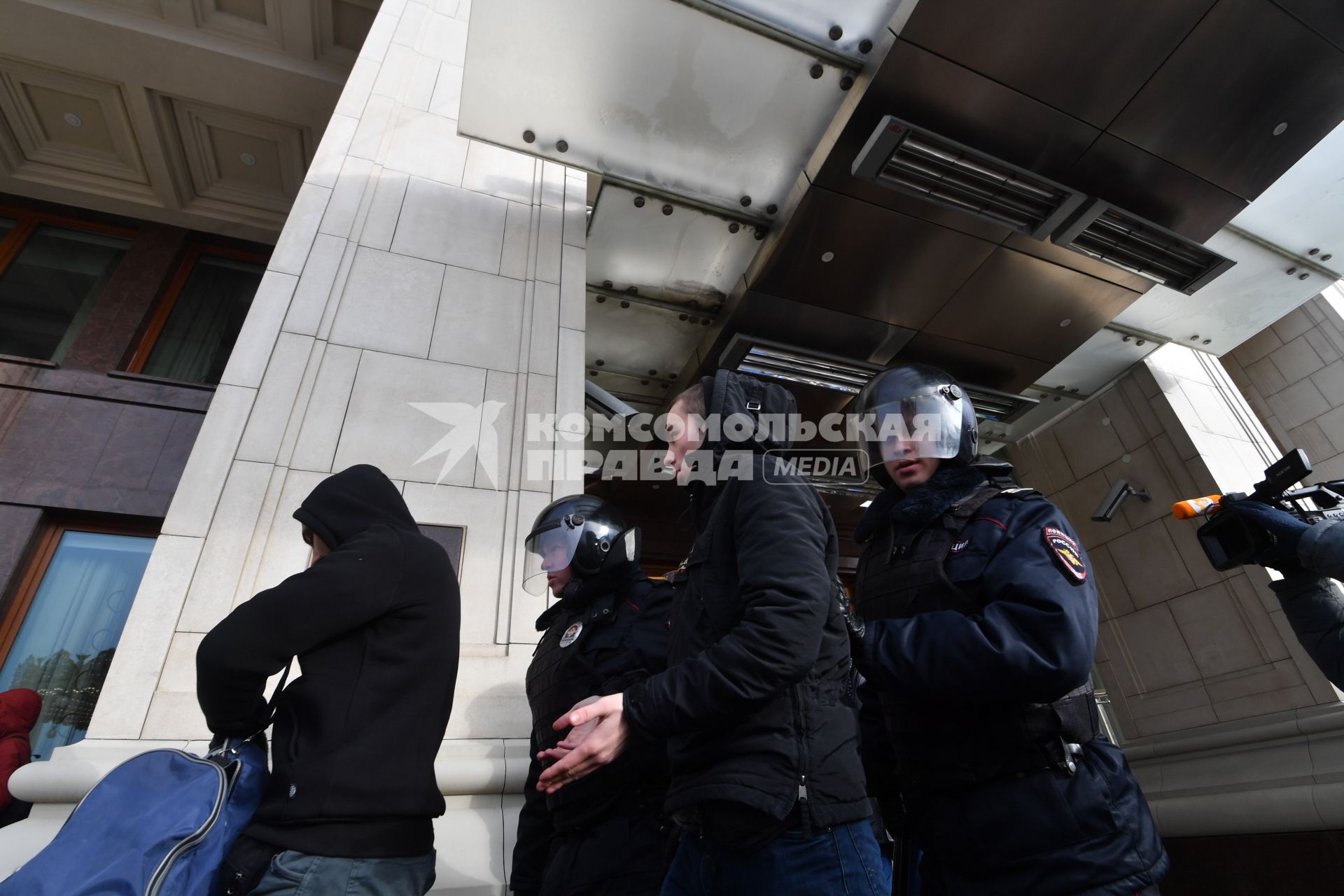 Москва. Сотрудники полиции задерживают участников несанкционированной протестной акции на Манежной площади.