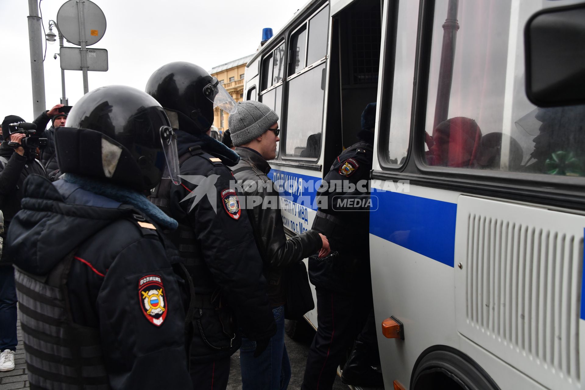 Москва. Сотрудники полиции задерживают участников несанкционированной протестной акции на Манежной площади.