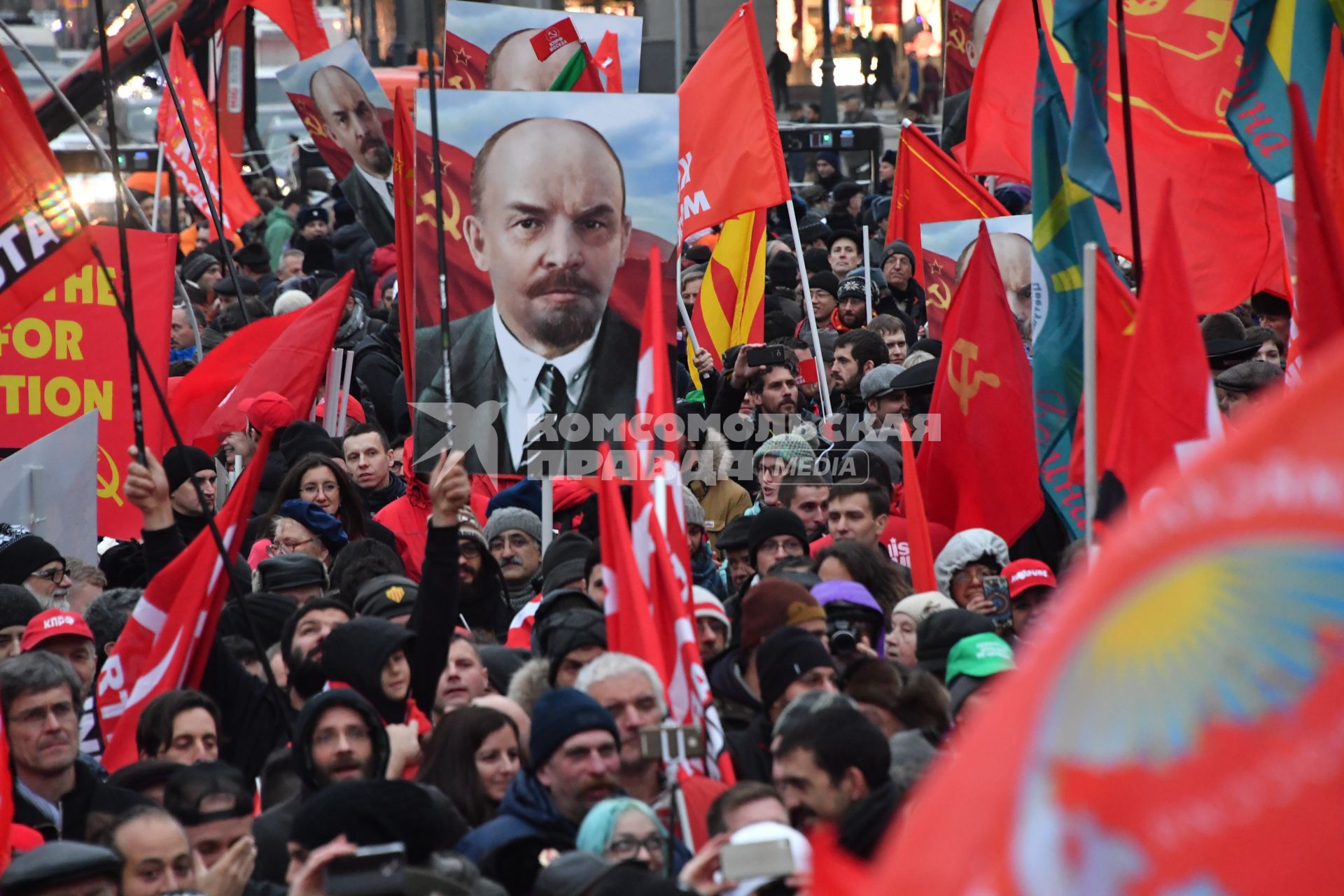 Москва.   Участники митинга КПРФ, посвященного 100-й годовщине Октябрьской социалистической революции, на площади Революции.