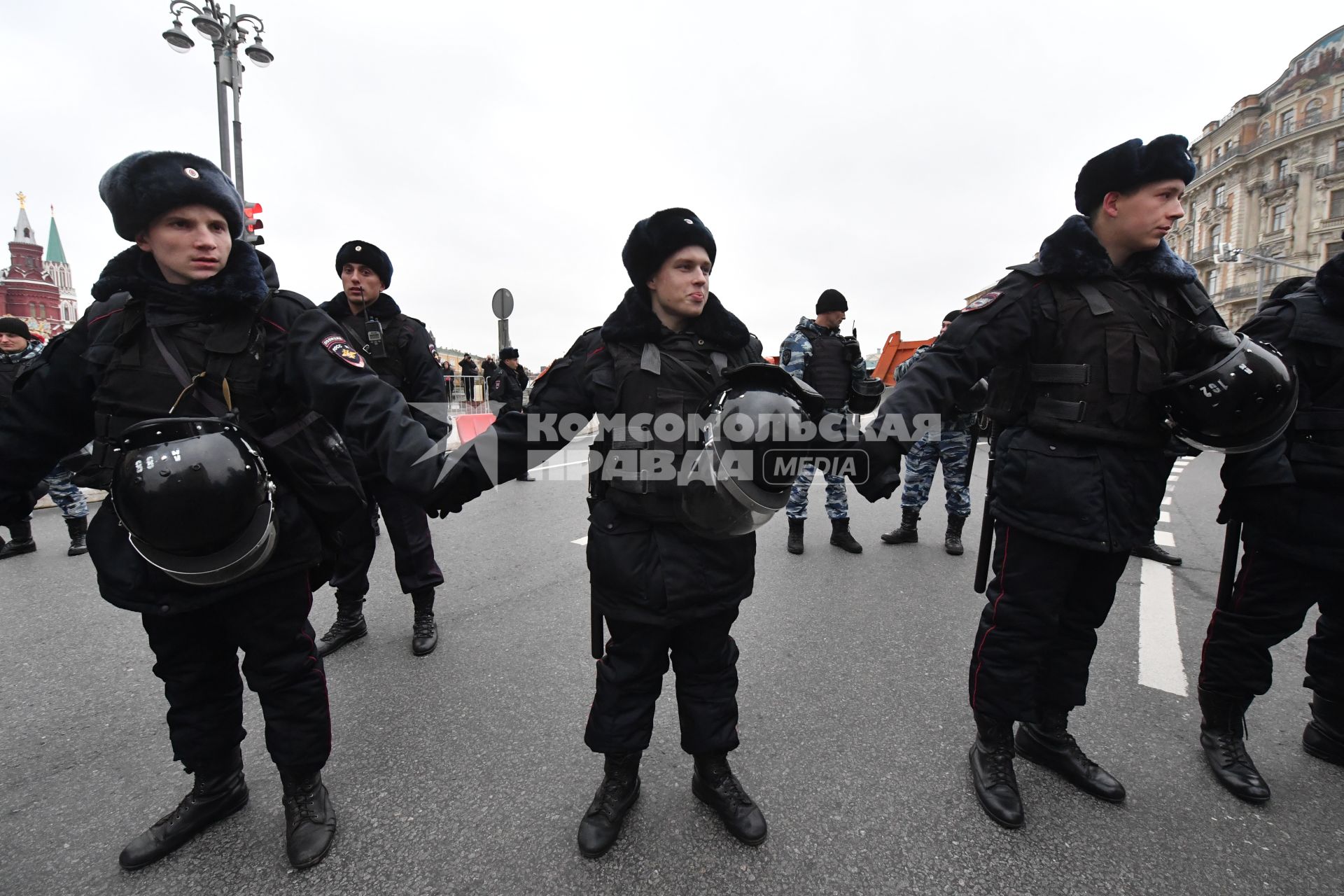 Москва.  Сотрудники полиции во время  митинга КПРФ, посвященного 100-й годовщине Октябрьской социалистической революции,  на улице Охотный Ряд.