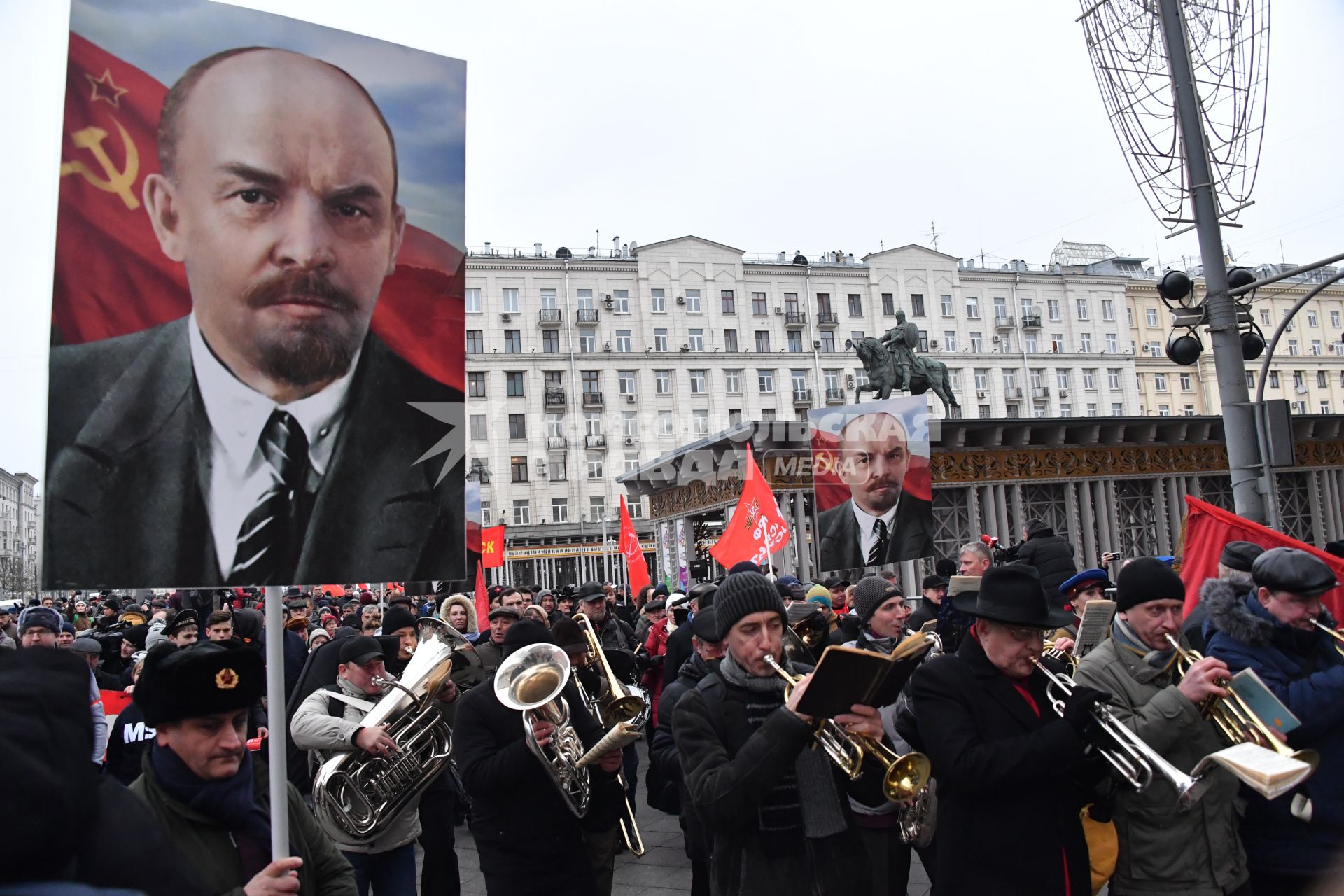 Москва. Участники митинга КПРФ, посвященного 100-й годовщине Октябрьской социалистической революции,  на Тверской площади.