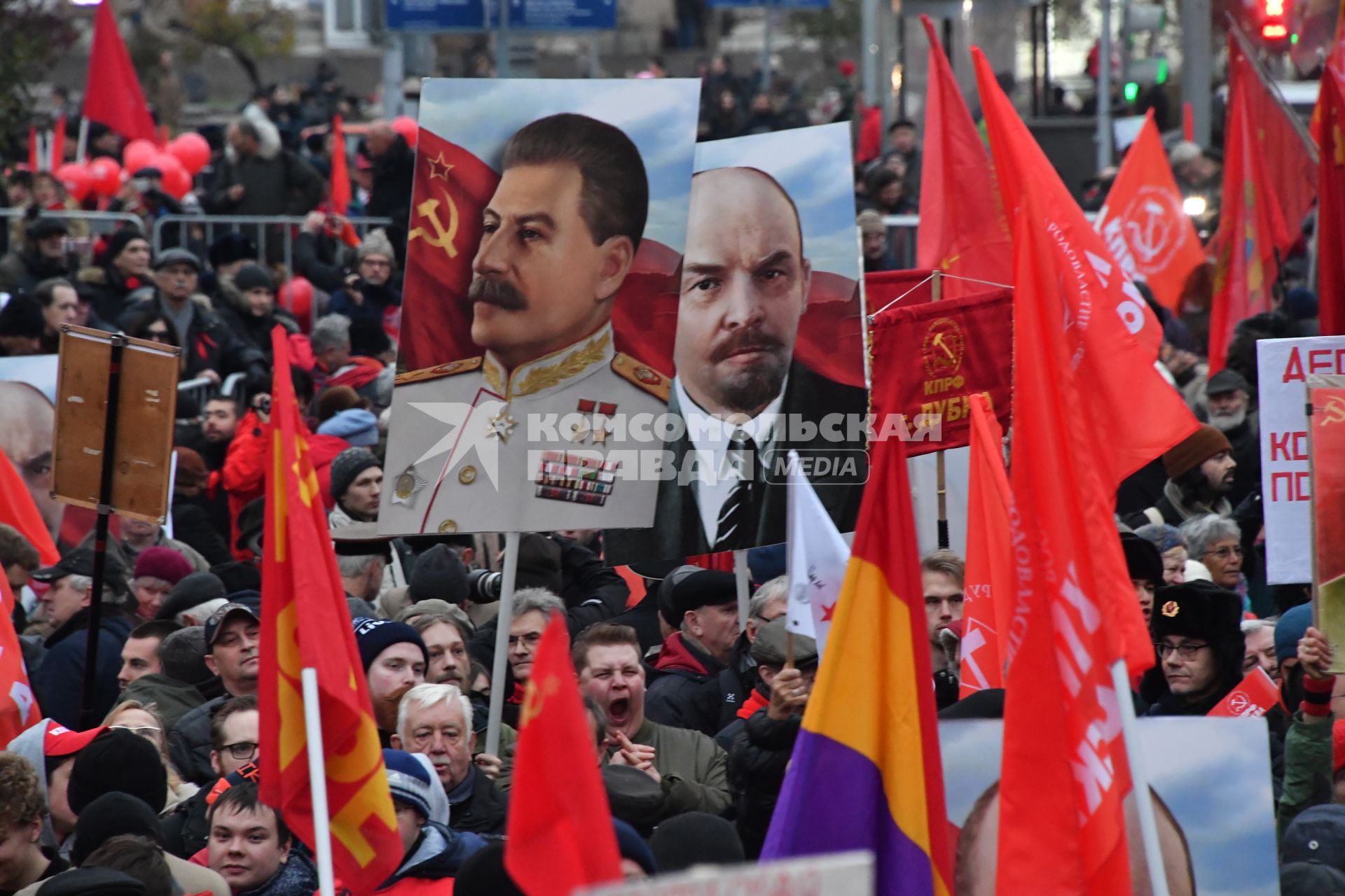 Москва.   Участники митинга КПРФ, посвященного 100-й годовщине Октябрьской социалистической революции, на площади Революции.