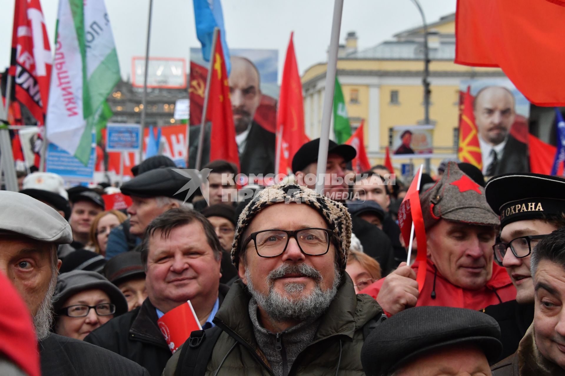 Москва.   Участники митинга КПРФ, посвященного 100-й годовщине Октябрьской социалистической революции, на площади Революции.