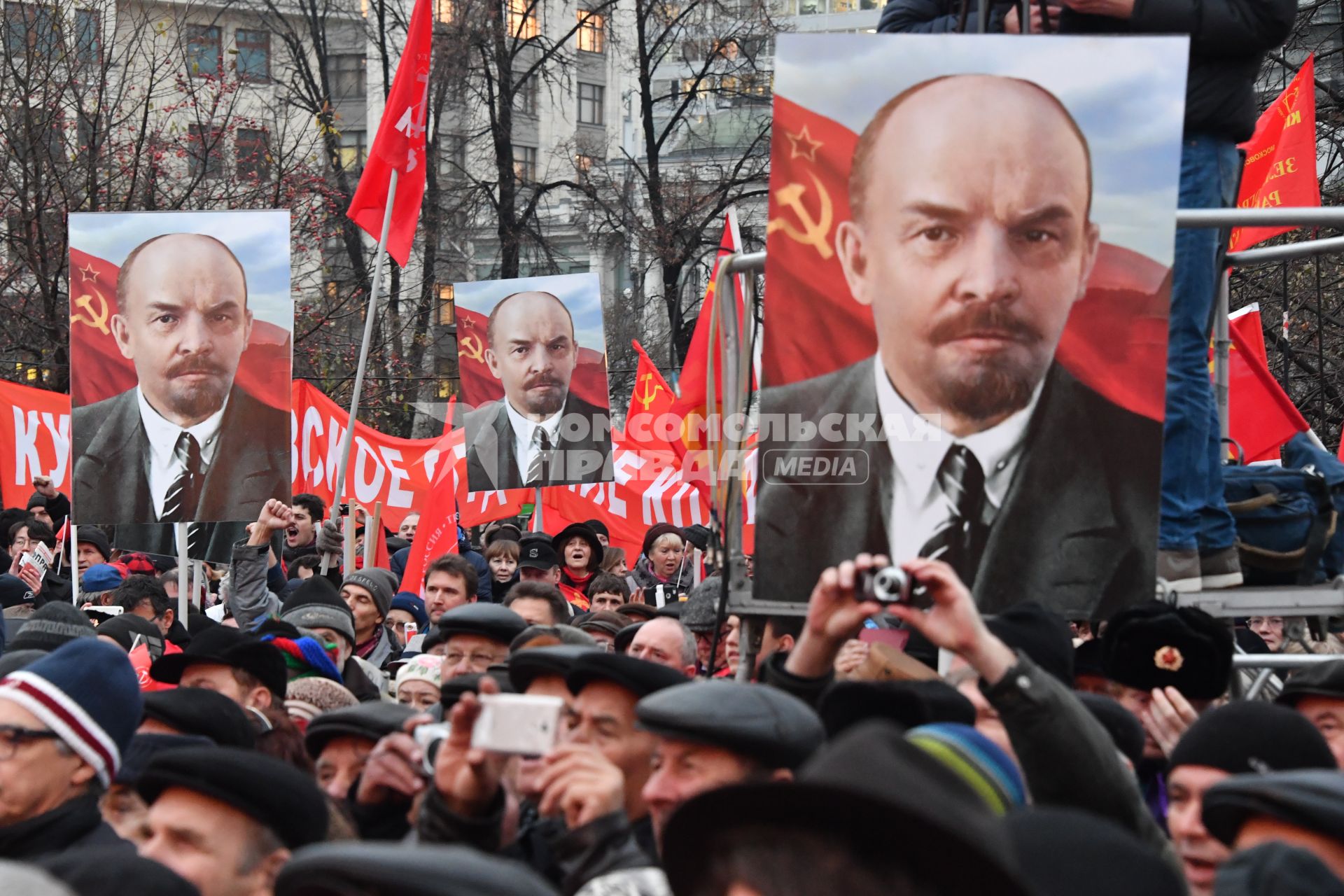 Москва.   Участники митинга КПРФ, посвященного 100-й годовщине Октябрьской социалистической революции, на площади Революции.